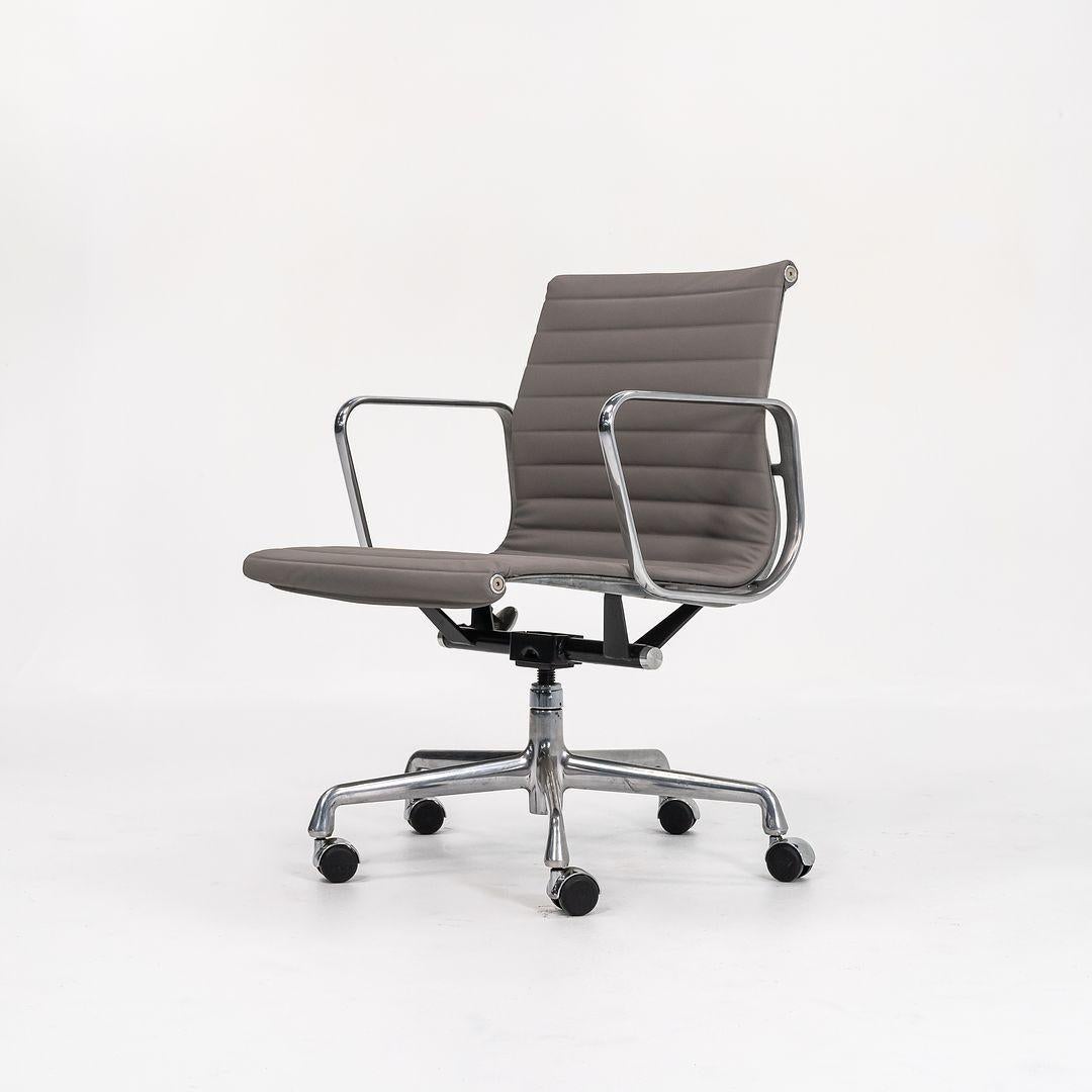 Eames Aluminum Group Management-Schreibtischstuhl aus grauem Naugahyde, 2010er Jahre im Angebot 3