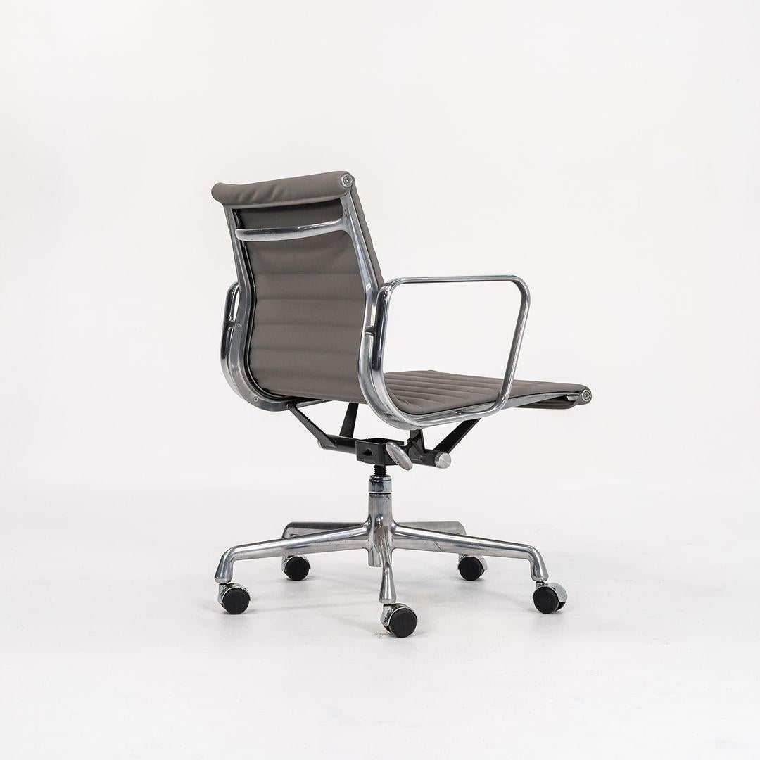 Eames Aluminum Group Management-Schreibtischstuhl aus grauem Naugahyde, 2010er Jahre im Angebot 4