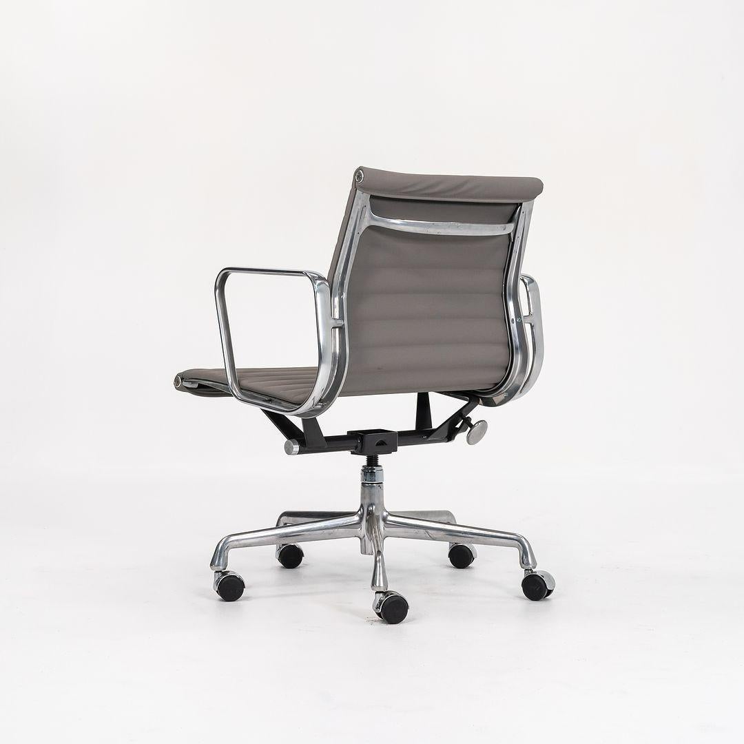 Eames Aluminum Group Management-Schreibtischstuhl aus grauem Naugahyde, 2010er Jahre im Angebot 5