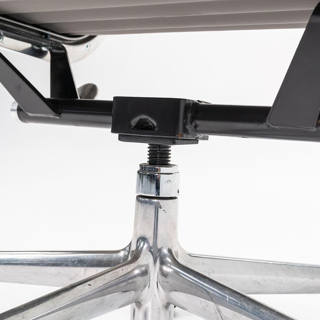 Eames Aluminum Group Management-Schreibtischstuhl aus grauem Naugahyde, 2010er Jahre (Moderne) im Angebot