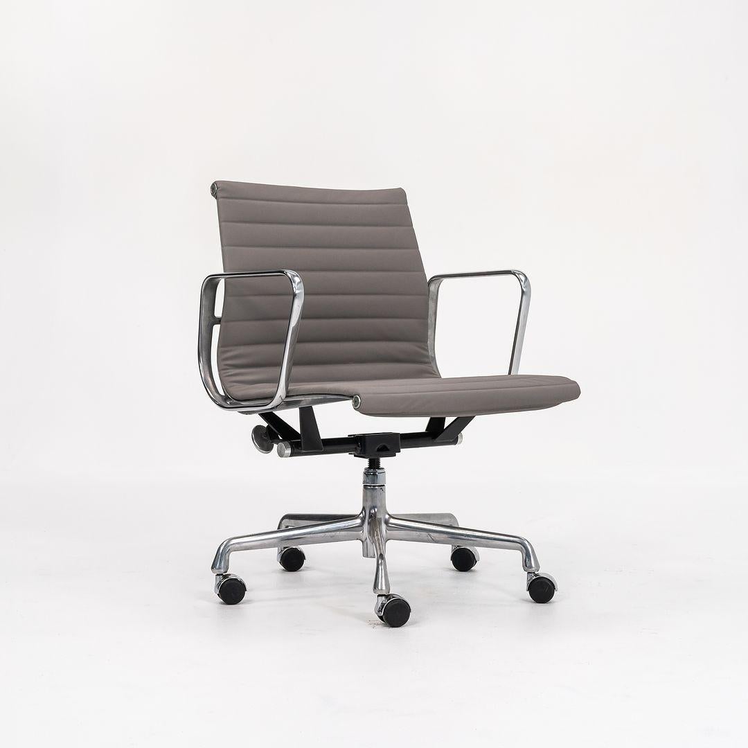 Eames Aluminum Group Management-Schreibtischstuhl aus grauem Naugahyde, 2010er Jahre (amerikanisch) im Angebot