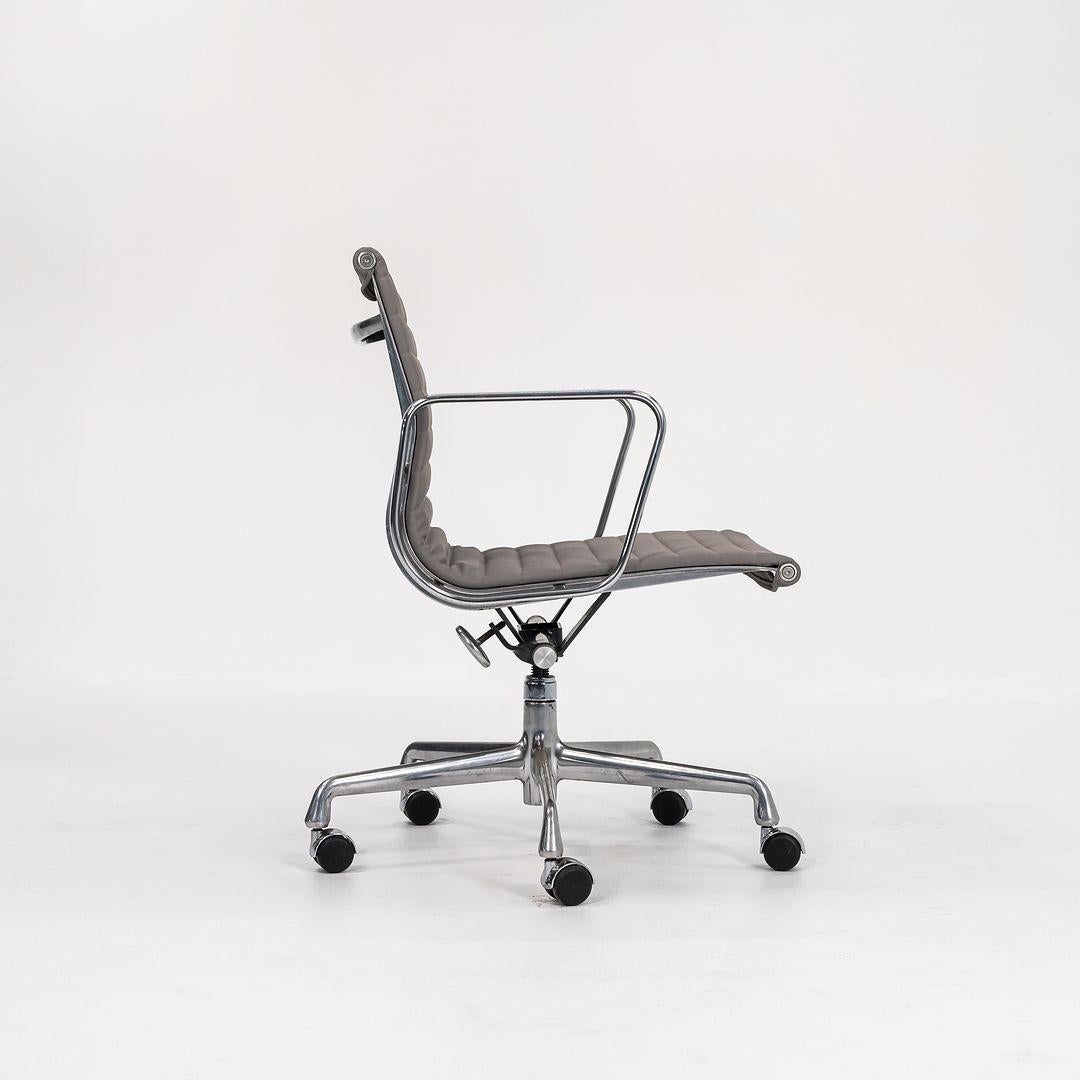 Eames Aluminum Group Management-Schreibtischstuhl aus grauem Naugahyde, 2010er Jahre im Zustand „Gut“ im Angebot in Philadelphia, PA