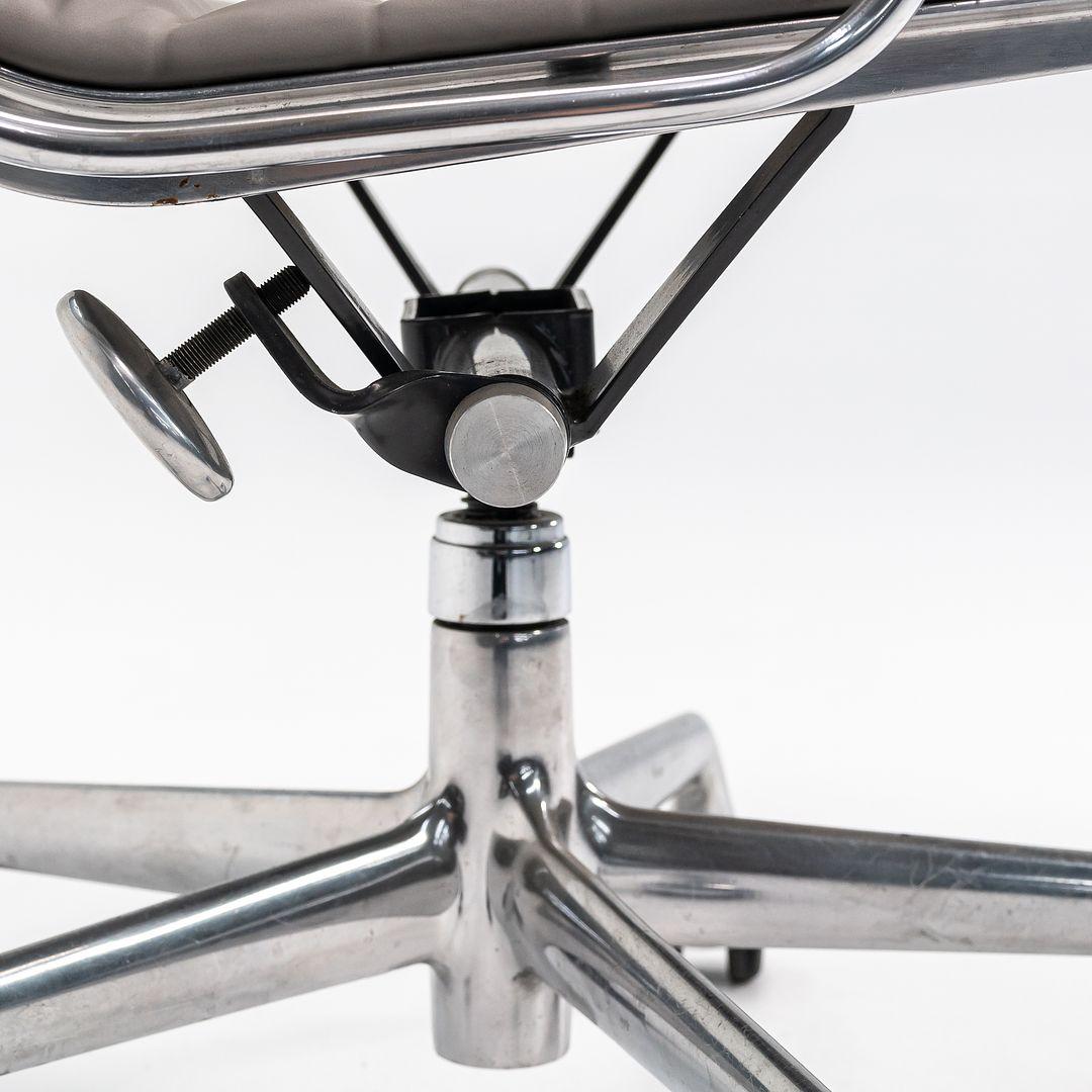 Eames Aluminum Group Management-Schreibtischstuhl aus grauem Naugahyde, 2010er Jahre (21. Jahrhundert und zeitgenössisch) im Angebot