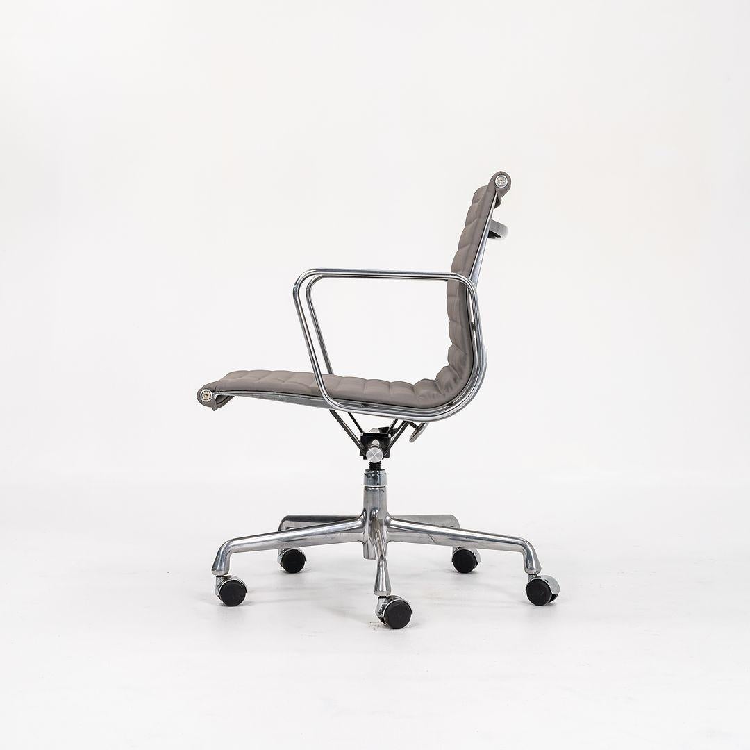 Eames Aluminum Group Management-Schreibtischstuhl aus grauem Naugahyde, 2010er Jahre im Angebot 1