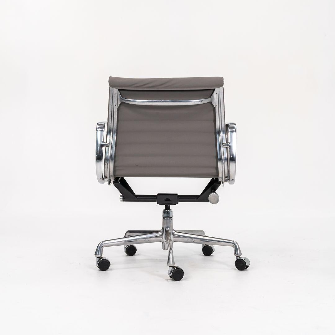 Eames Aluminum Group Management-Schreibtischstuhl aus grauem Naugahyde, 2010er Jahre im Angebot 2