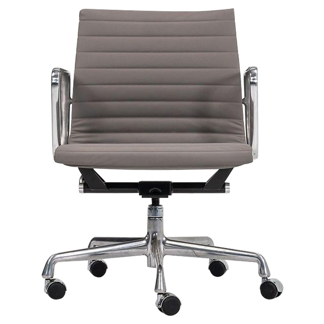 Eames Aluminum Group Management-Schreibtischstuhl aus grauem Naugahyde, 2010er Jahre