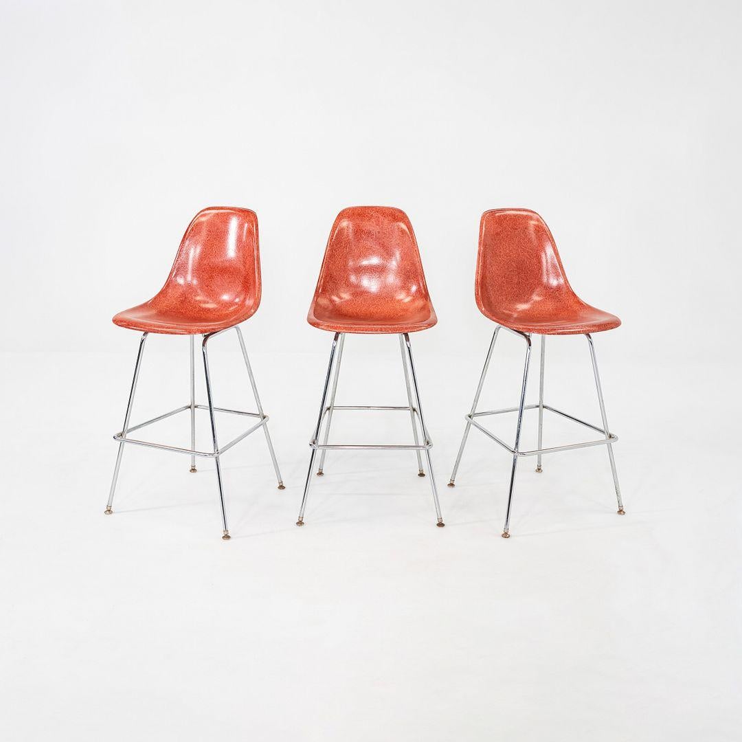 Il s'agit d'un tabouret à coque en fibre de verre, conçu à l'origine par Ray et Charles Eames. Cet exemple particulier a été produit par Modernica dans les années 2010. Le tabouret est doté d'une assise en fibre de verre moulée rouge vif avec des