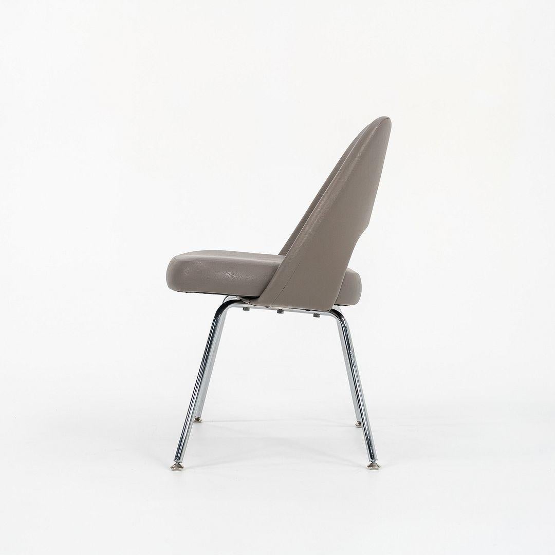 Dies ist ein Saarinen Armless Executive Chair, Modell 72C, entworfen von Eero Saarinen für Knoll International im Jahr 1950. Dieses Exemplar wurde in den 2010er Jahren in den USA hergestellt. Sitz und Rückenlehne des Stuhls sind mit einem grauen,