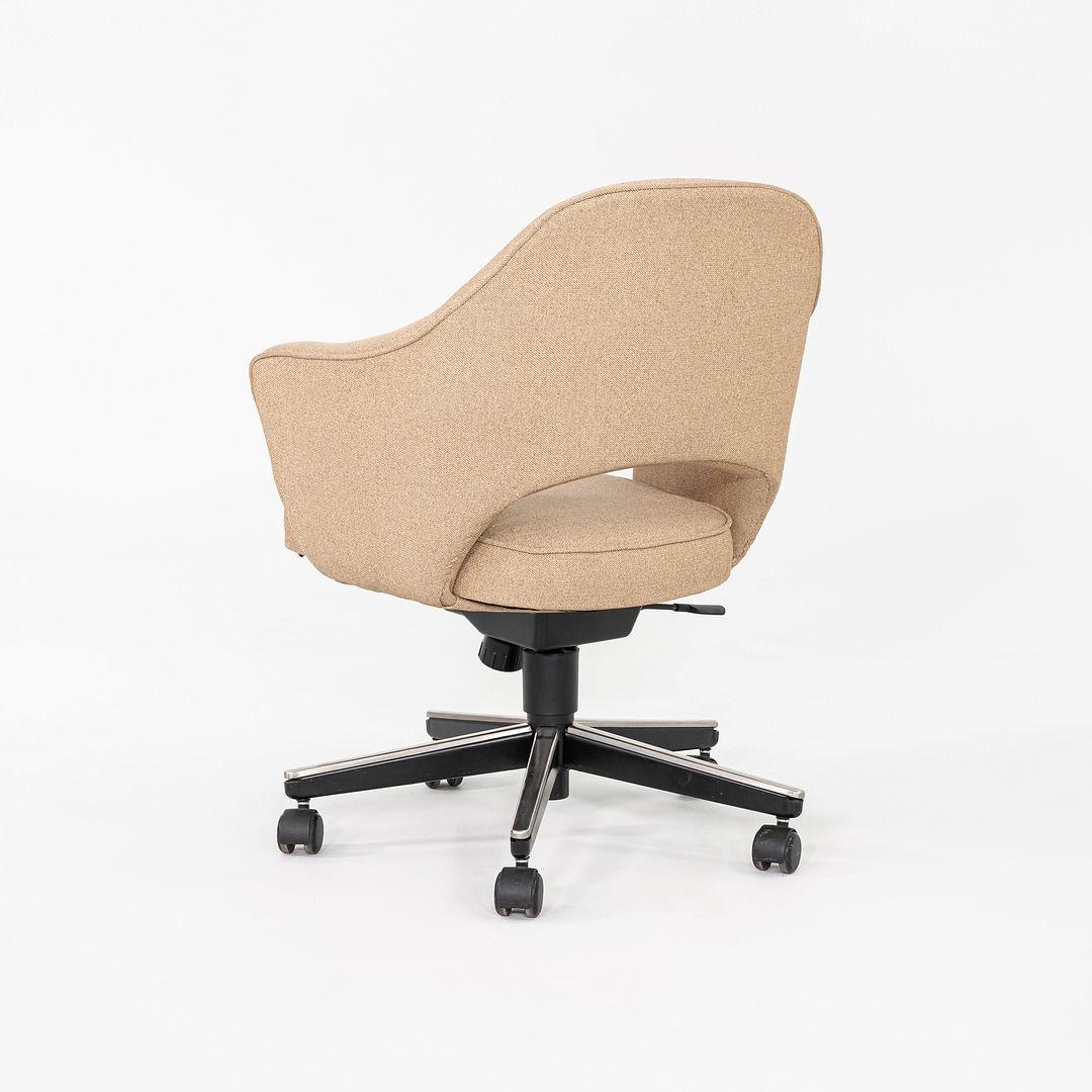Es handelt sich um Saarinen Executive Arm Chairs mit drehbarem Untergestell, die 1957 von Eero Saarinen entworfen und von Knoll hergestellt wurden. Diese Exemplare wurden in den 2010er Jahren hergestellt. Das Design zeichnet sich durch ein Gestell