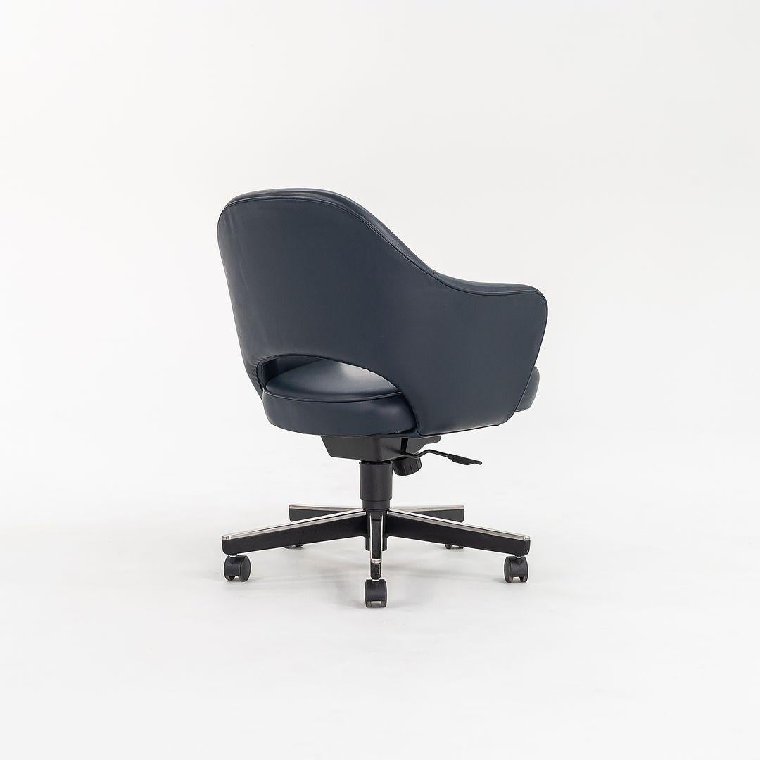 2010er Jahre Eero Saarinen für Knoll Chefschreibtischstühle mit blauem Leder 7x verfügbar (amerikanisch) im Angebot