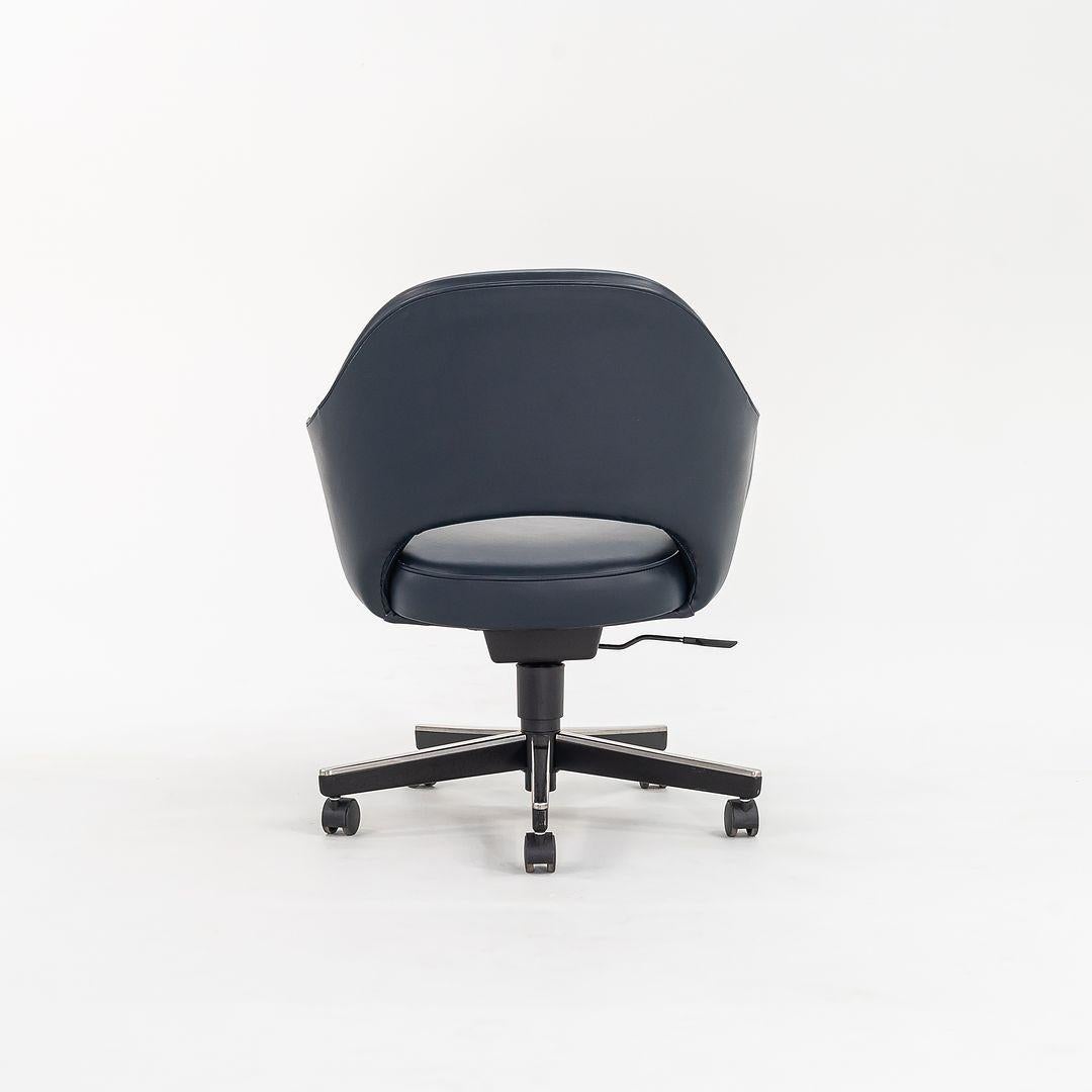 2010er Jahre Eero Saarinen für Knoll Chefschreibtischstühle mit blauem Leder 7x verfügbar im Zustand „Gut“ im Angebot in Philadelphia, PA