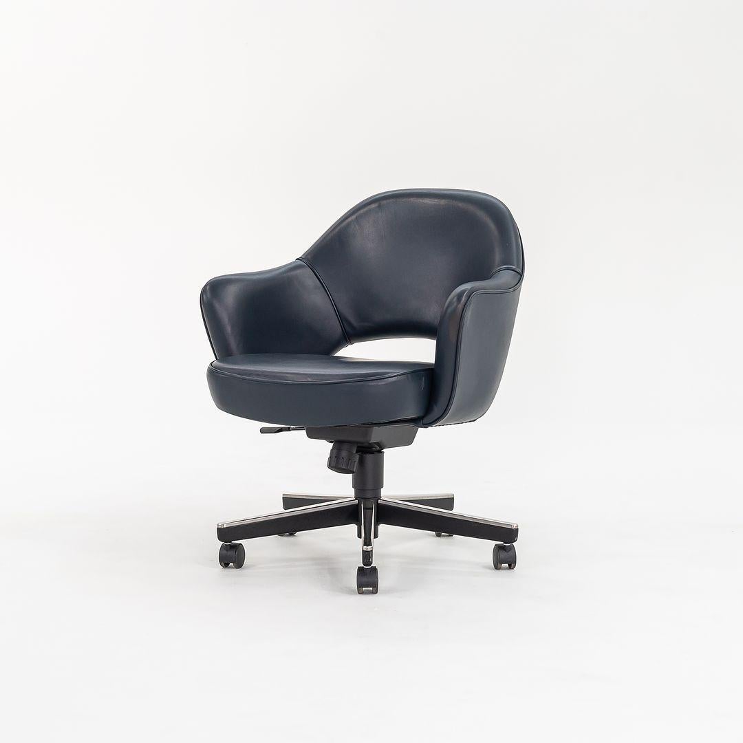 2010er Jahre Eero Saarinen für Knoll Chefschreibtischstühle mit blauem Leder 7x verfügbar (Stahl) im Angebot