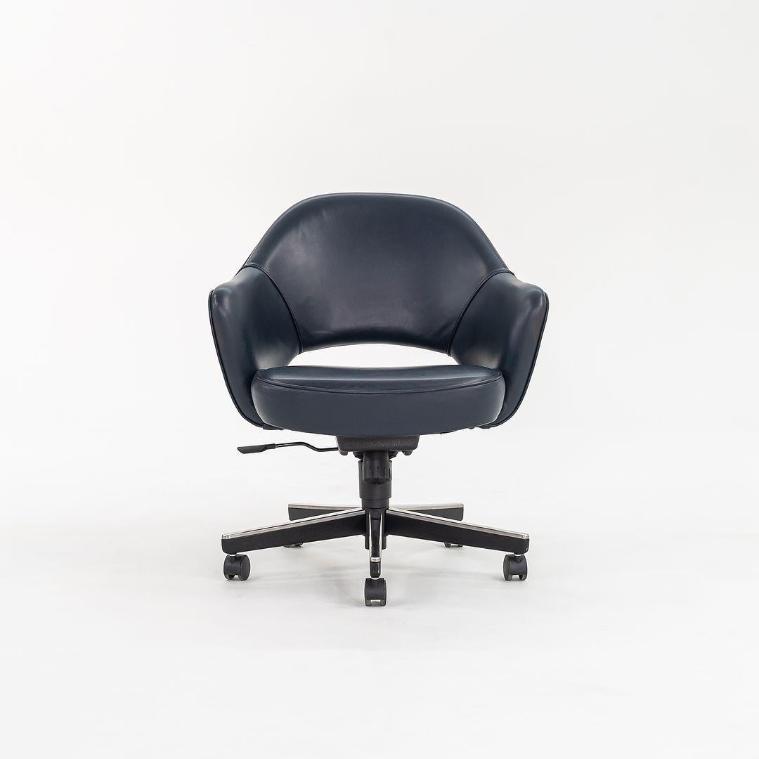 2010er Jahre Eero Saarinen für Knoll Chefschreibtischstühle mit blauem Leder 7x verfügbar im Angebot 1