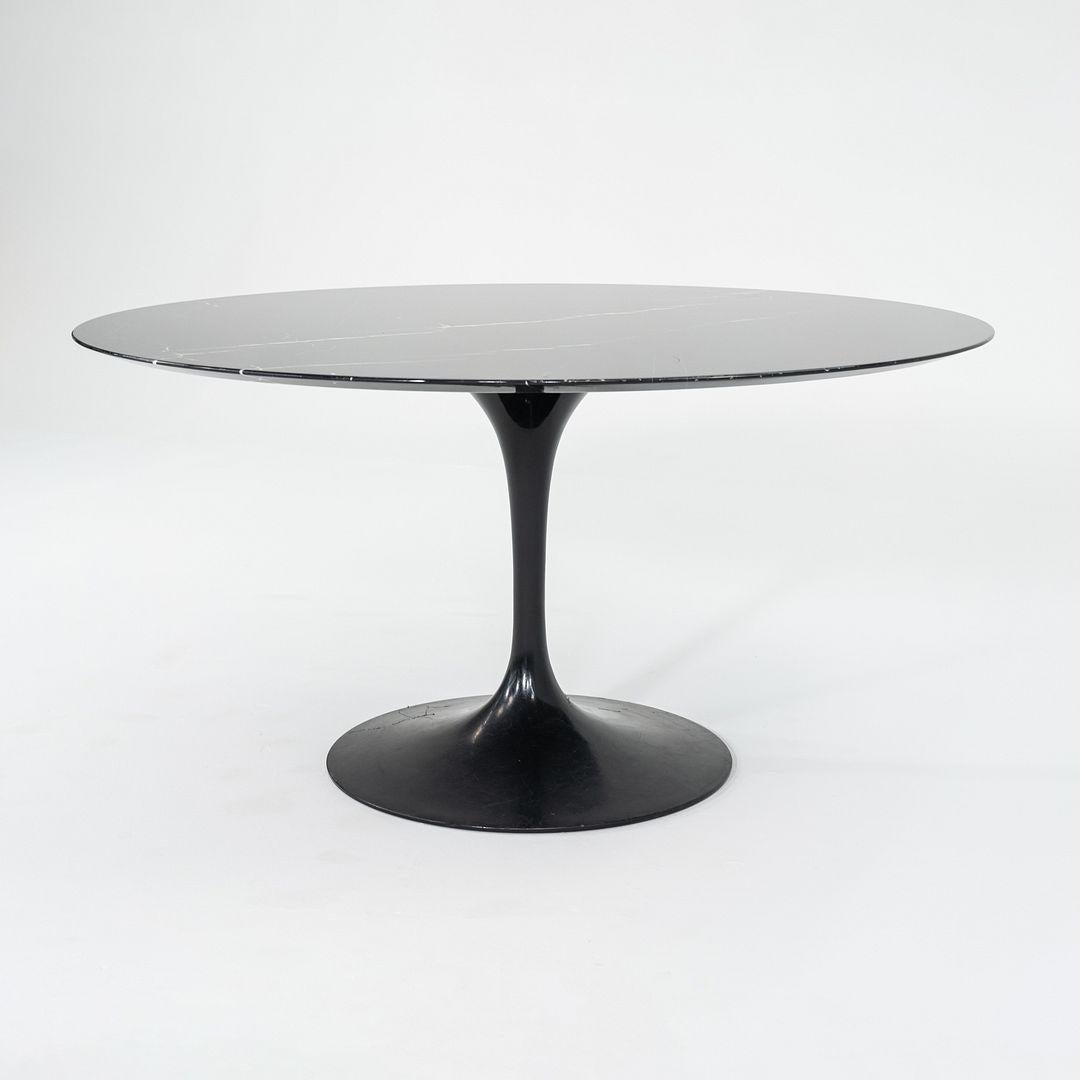Il s'agit d'une table de salle à manger à piédestal, modèle 164M, initialement conçue en 1956 par Eero Saarinen pour Knoll. Cette pièce particulière a été produite aux États-Unis dans les années 2010. La base est formée de fonte d'aluminium moulée