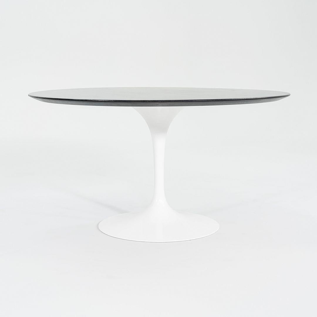 Es handelt sich um einen Sockel-Esstisch, Modell 164W, der 1956 von Eero Saarinen für Knoll entworfen wurde. Dieses besondere Stück wurde in den 2010er Jahren in den USA hergestellt. Der Sockel besteht aus gegossenem Aluminium, das weiß lackiert