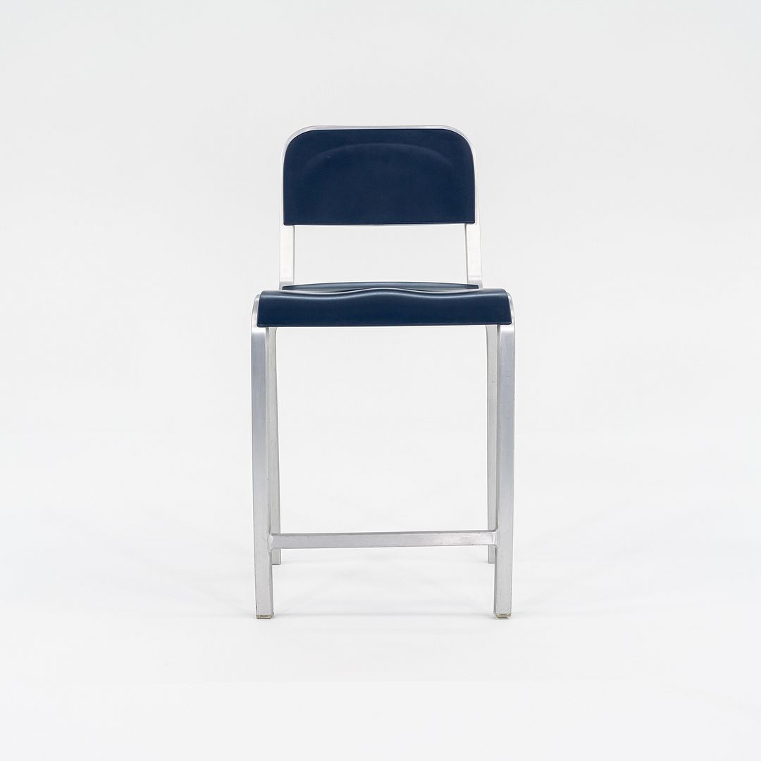Se trata de un taburete de mostrador de 1951, rediseñado por Adrian Van Hooydonk de BMW Designworks para Emeco en 2003. Adrian creó una versión actualizada de este taburete que conserva el ADN de Emeco, pero mira hacia adelante. El diseño tiene una