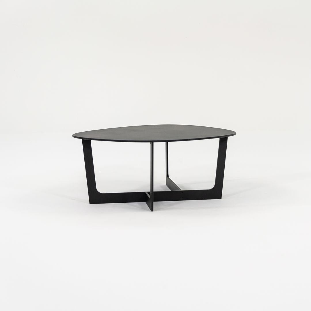 Il s'agit d'une table basse Insula, conçue par le duo danois Ernst & Jensen. Cette table particulière a été produite par Erik Jorgensen au Danemark dans les années 2010. Cette table est entièrement fabriquée en aluminium avec des patins en