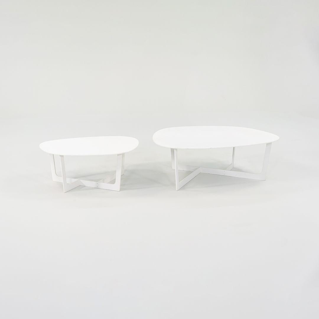 Il s'agit d'une table basse Insula, conçue par le duo danois Ernst & Jensen. Cette table particulière a été produite par Erik Jorgensen au Danemark dans les années 2010. Cette table est entièrement fabriquée en aluminium avec des patins en