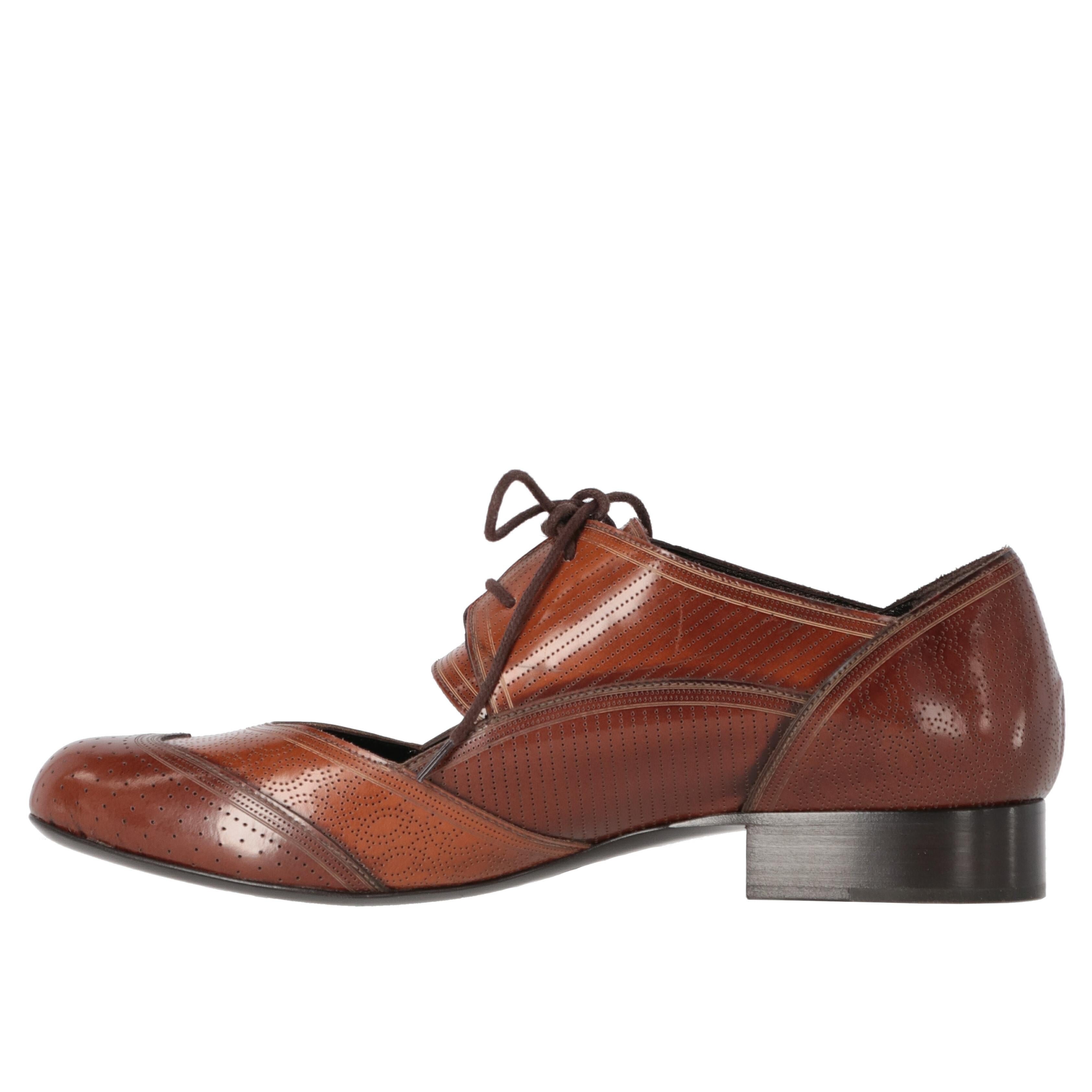 Fendi genuine leather lace-up brogue shoes in shades of brown, with classic decorative perforations and cut-out detail on the instep. 

The shoes show very light signs on the leather, as shown in the pictures.

Years: 2010s

Made in Italy

Size: 39