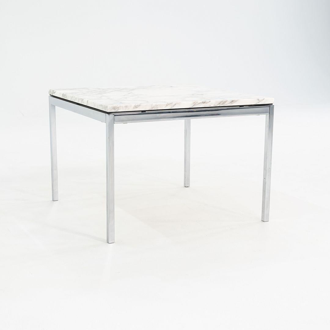 Moderne 2010s Table d'appoint Florence Knoll avec plateau en marbre Arabescato poli 23x23x17 en vente