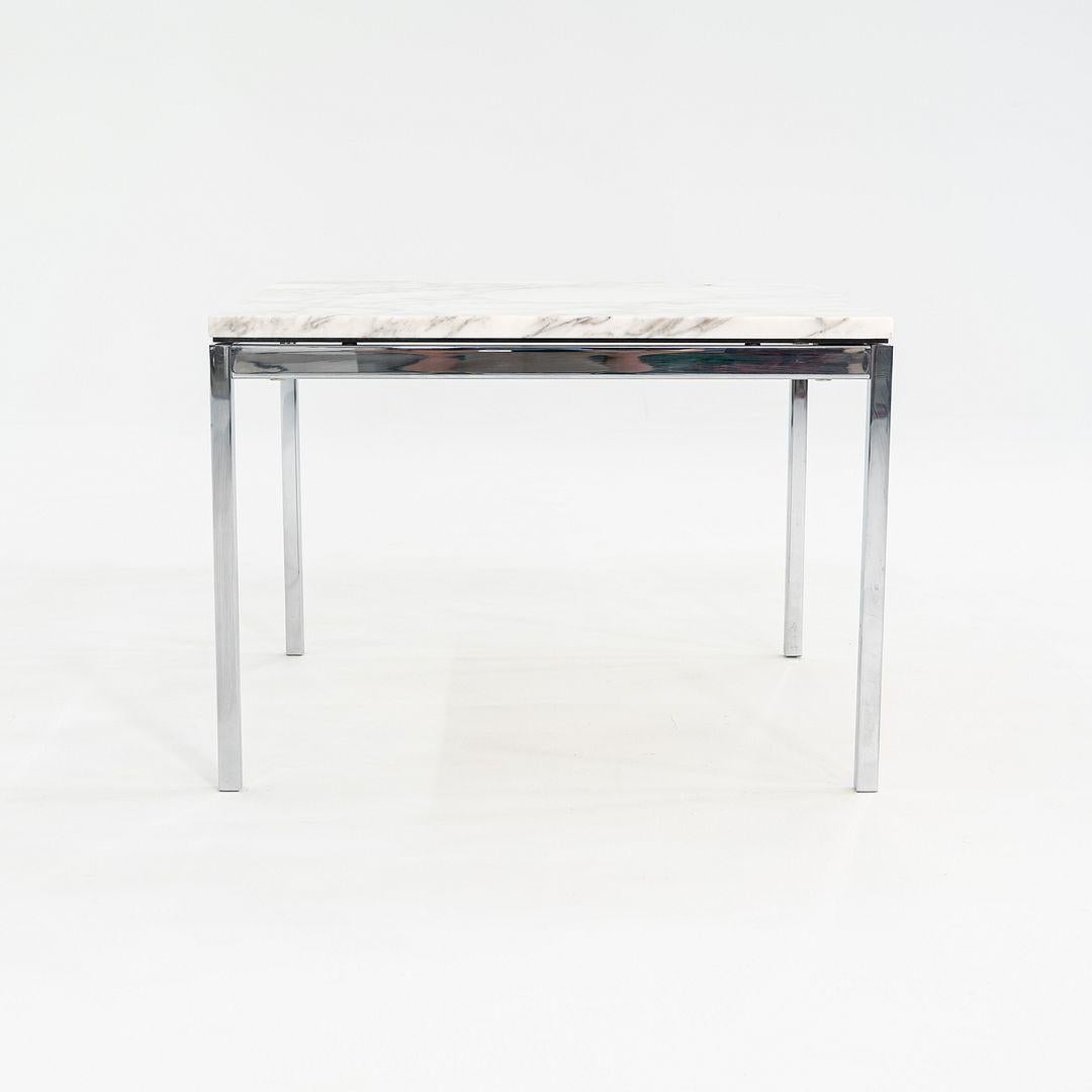 Américain 2010s Table d'appoint Florence Knoll avec plateau en marbre Arabescato poli 23x23x17 en vente