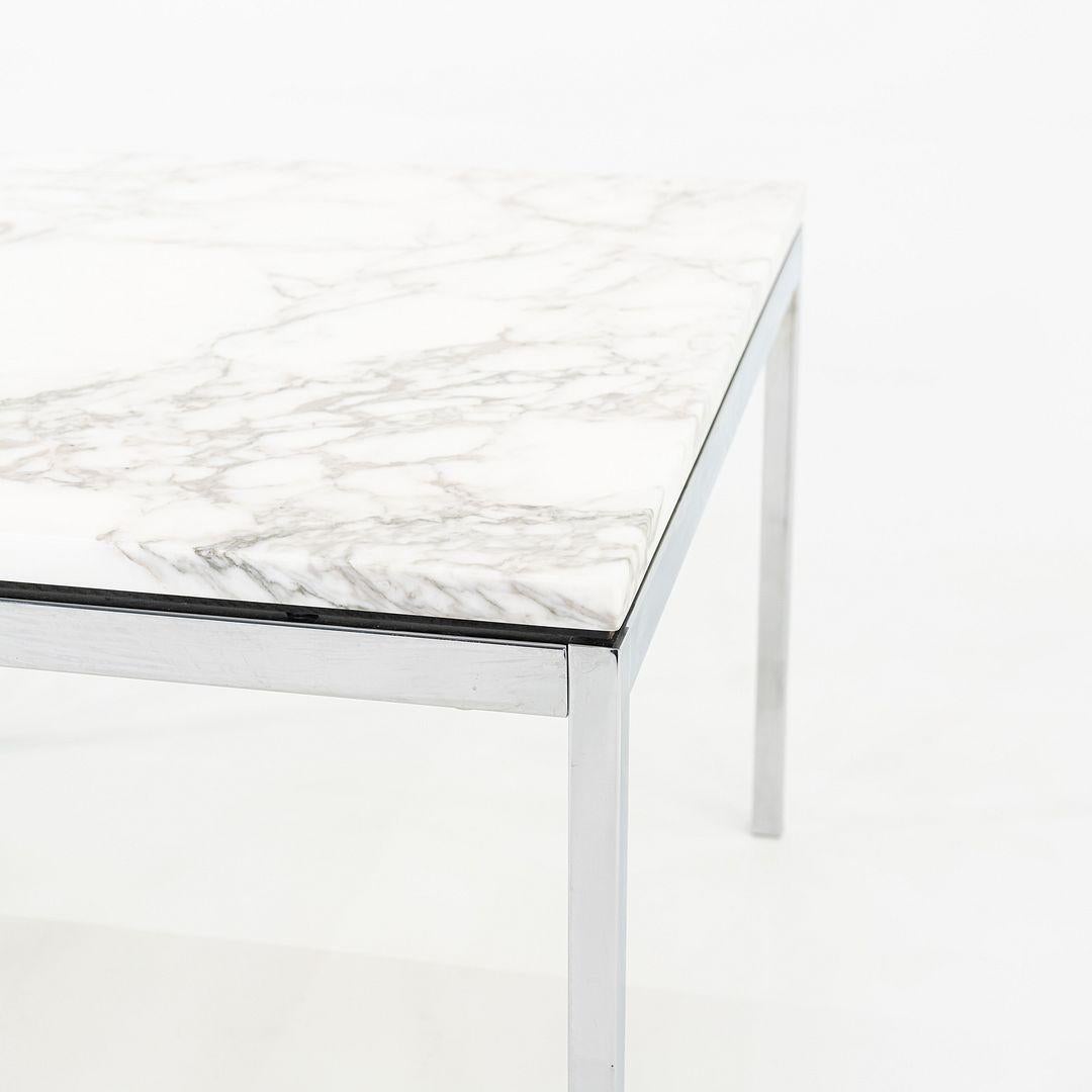 2010s Table d'appoint Florence Knoll avec plateau en marbre Arabescato poli 23x23x17 en vente 1