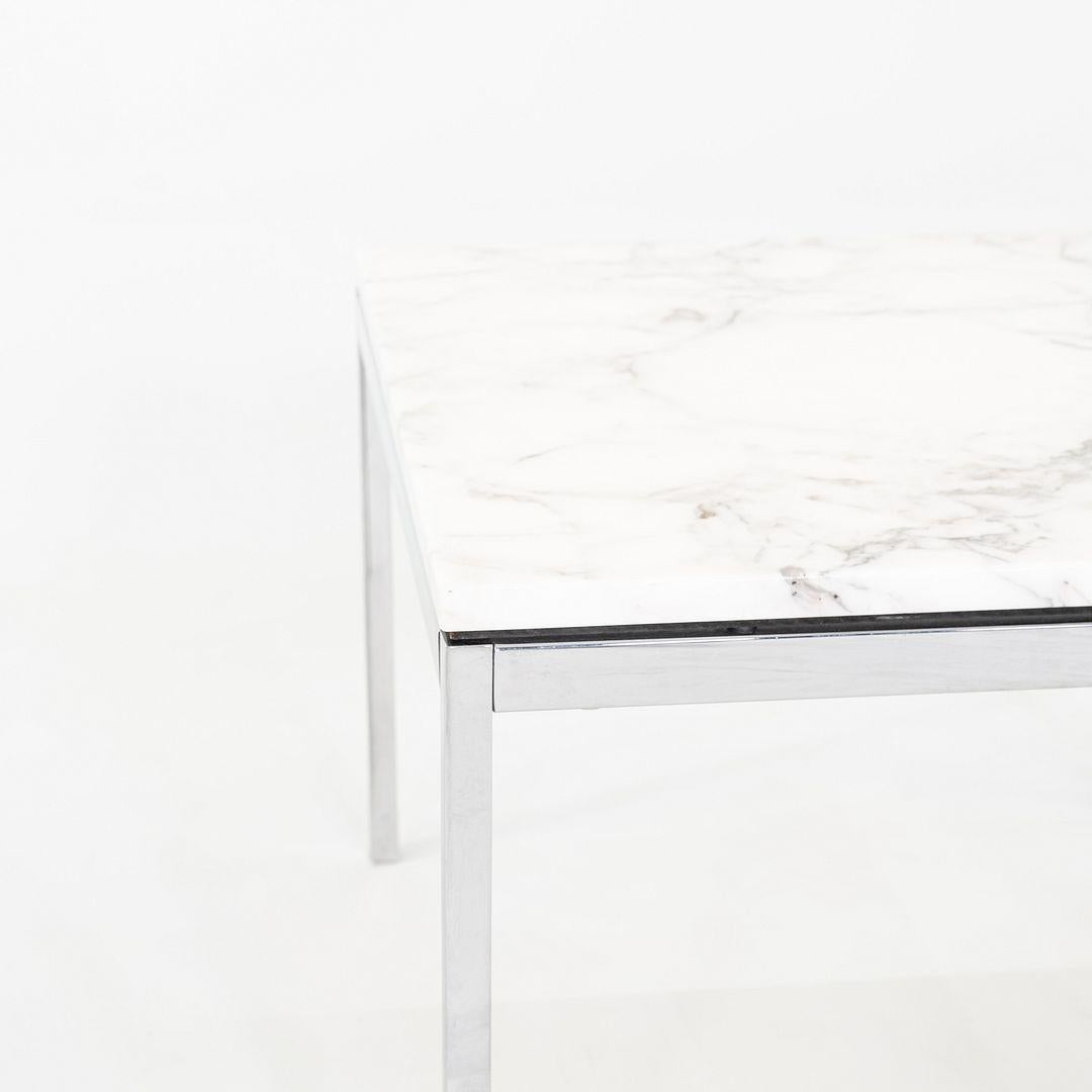 2010s Table d'appoint Florence Knoll avec plateau en marbre Arabescato poli 23x23x17 en vente 2