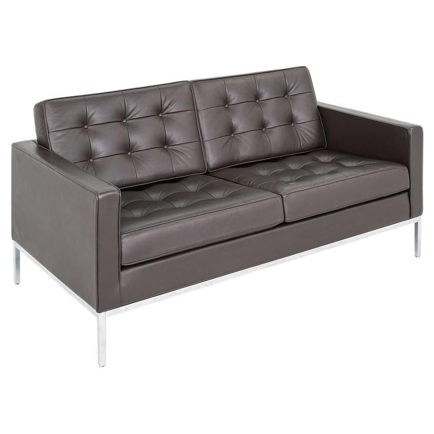 2010er Florence Knoll Zweisitzer-Sofa / Loveseat Sofa in braunem Leder im Angebot