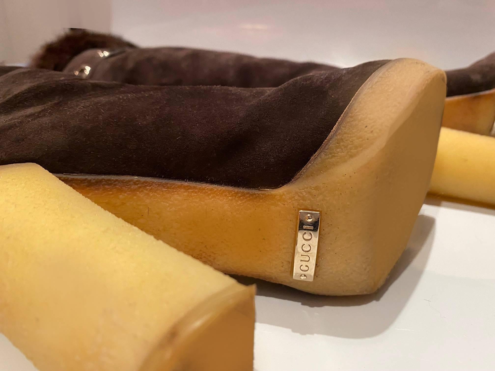 2000s Gucci knee-length dark chocolate brown suede with matching rabbit fur lining, detailing with leather band and tassel around the top. sturdy rubber sole and chunky heel (11cm), Made in Italy  A showstopping wardrobe staple that is both stylish