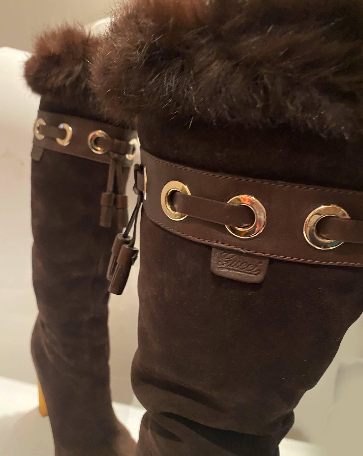 2000s Gucci Knee-Length Brown Suede Heeled Boots  In Good Condition For Sale In London, GB