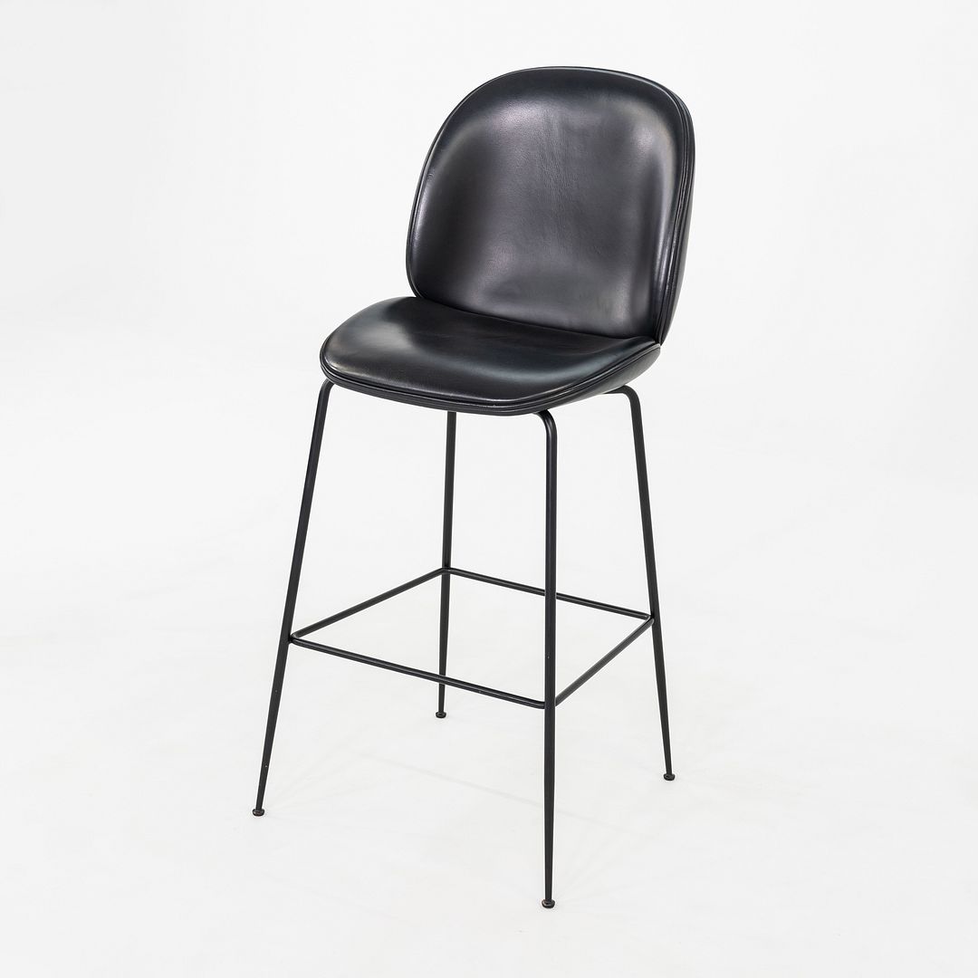 Il s'agit des chaises de bar Beetle, conçues à l'origine par GamFratesi en 2013. Ces exemples particuliers ont été produits par Gubi au Danemark vers les années 2010. Elles sont composées d'une base en acier et d'une assise recouverte de cuir noir.