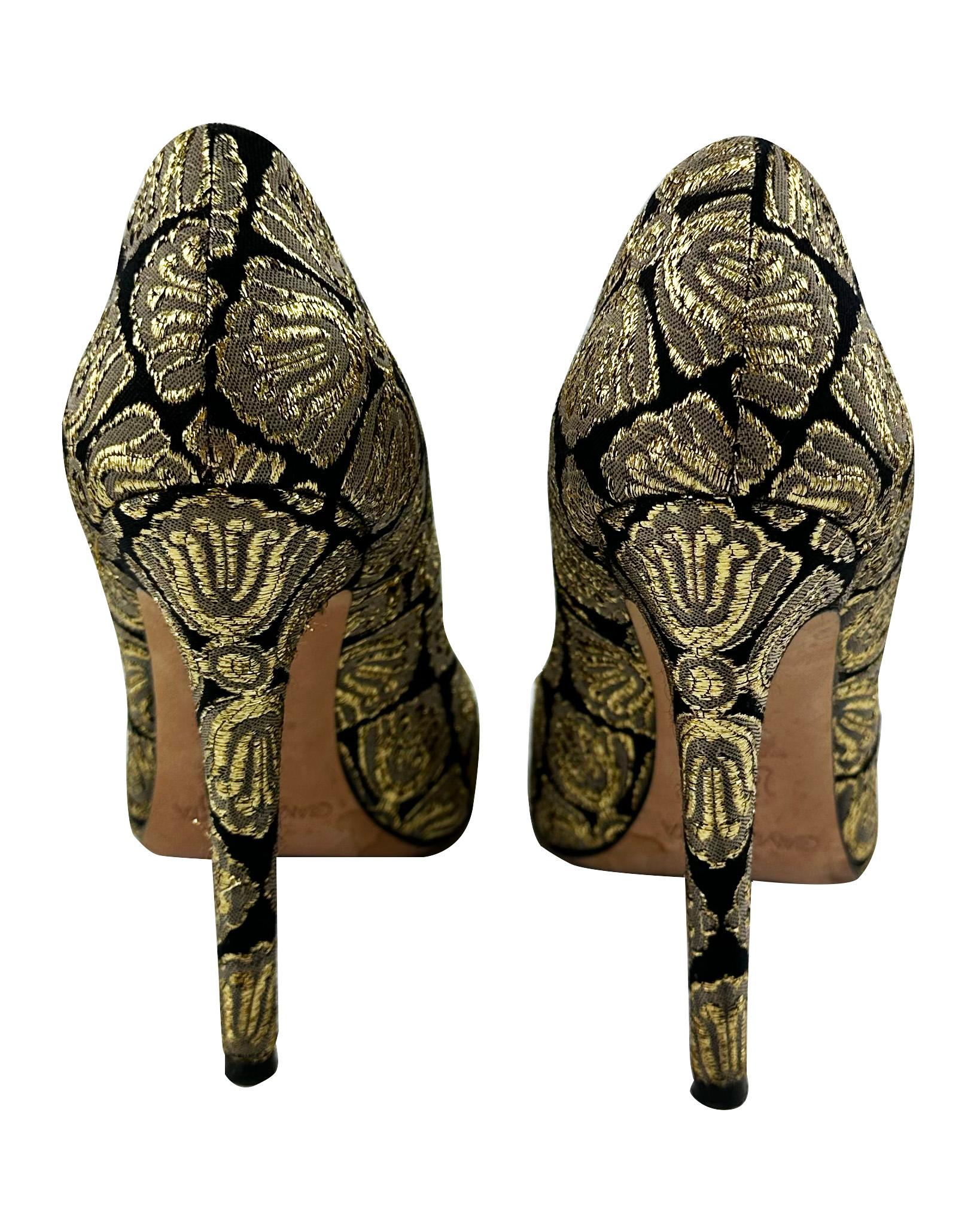 Nero 2010's Giambattista Valli Black and Gold Brocade Heels in vendita