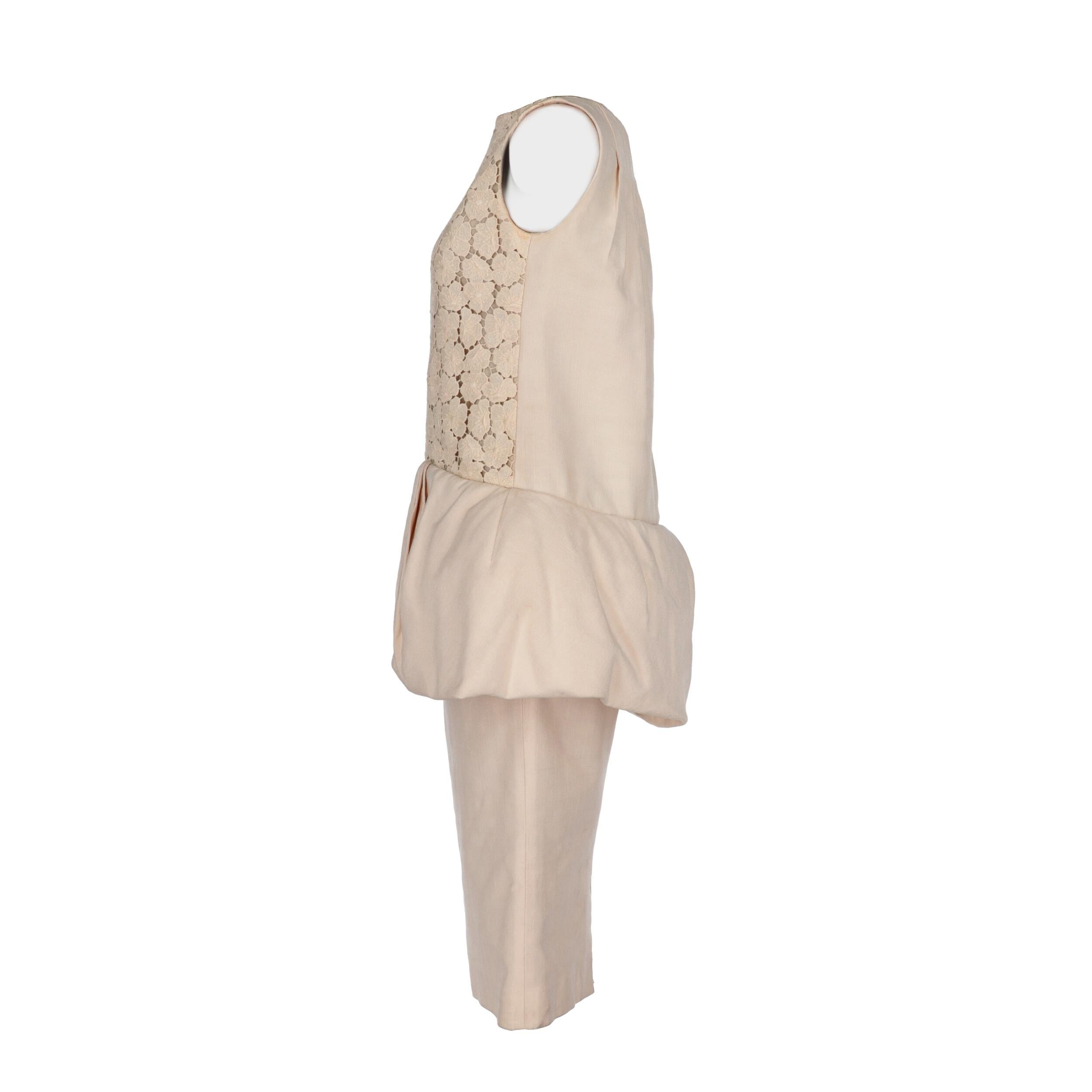 Giambattista Valli ivory silk sleeveless dress. Round neckline, front lace, back closure with invisible zip and a tiered pencil skirt.

The product shows some signs of wear and stains as shown in the pictures
Years: 2010s 

Made in Italy 

Size: 40