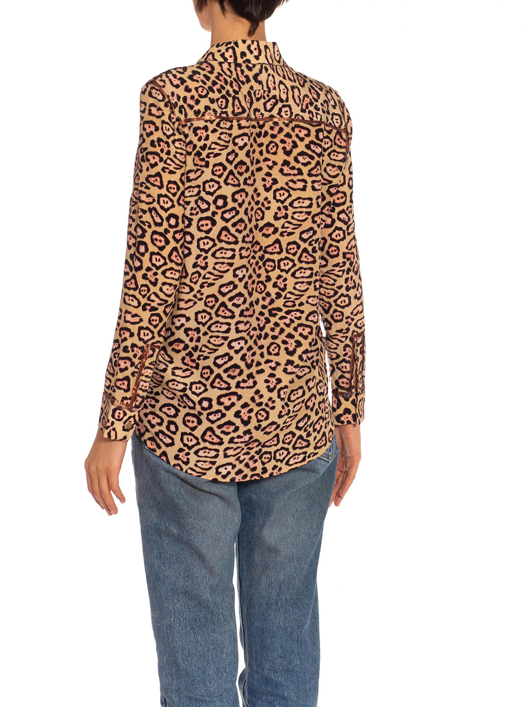 Chemise GIVENCHY en soie imprimée léopard beige et marron avec bordures métalliques, années 2010 Pour femmes en vente
