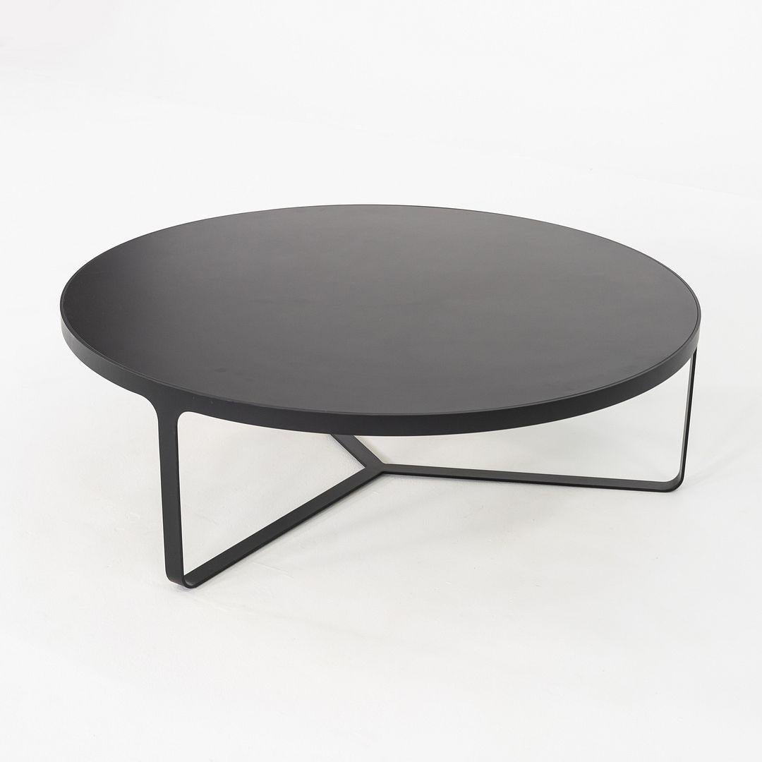 Il s'agit d'une table basse Cage, conçue à l'origine par Gordon Guillaumier pour Taachini en 2010. Cet exemplaire a été produit en Italie dans les années 2010. La table est composée d'une structure métallique peinte à l'aide d'un revêtement en