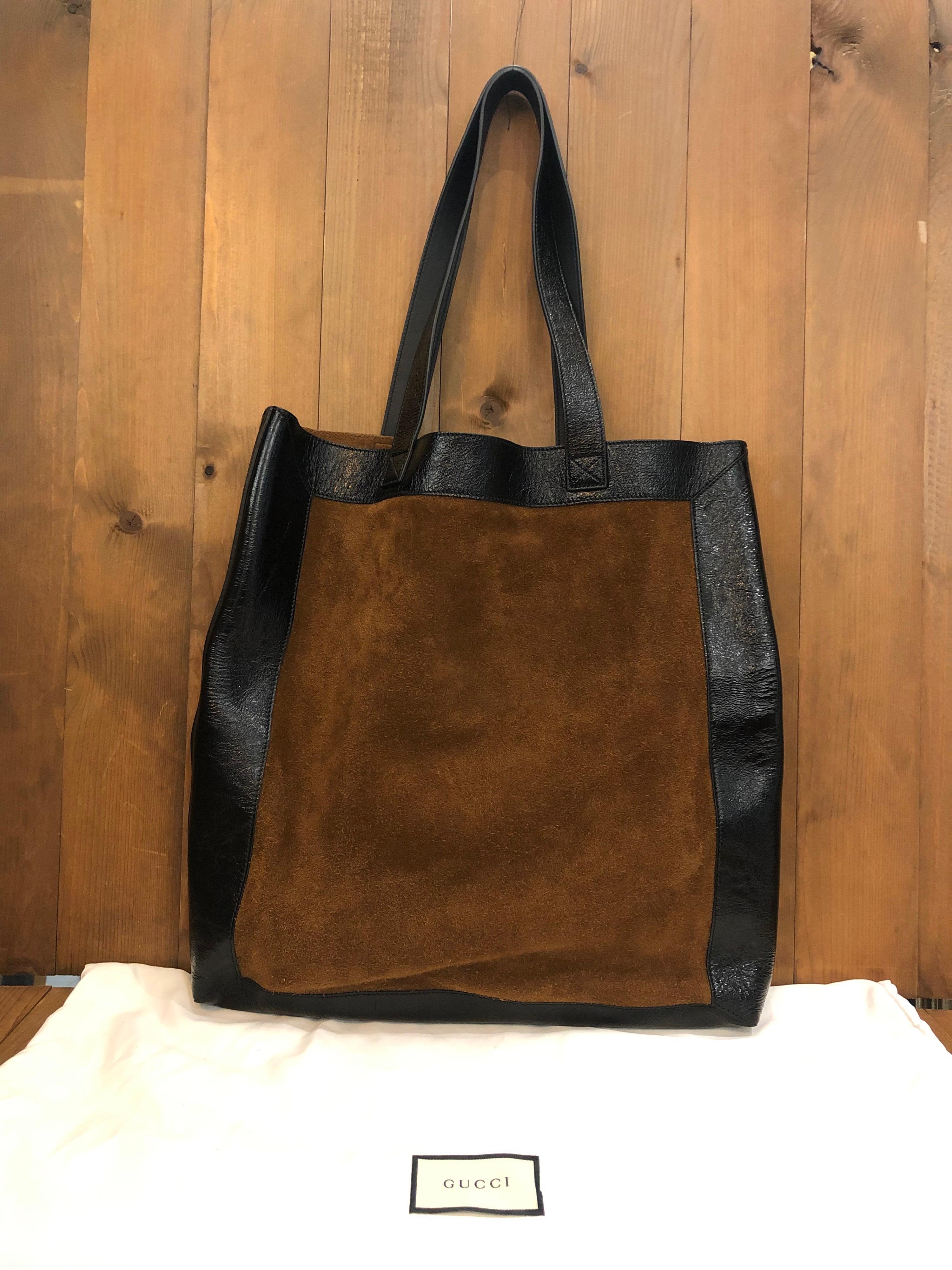 2010s GUCCI oversized tote in brown suede and black leather trimmings. It comes with a pouch in the same colored suede. Made in Italy. Measures approximately 18 x 17 x 2 inches handle drop 11 inches. Come with dust bag (lightly stained).

Condition