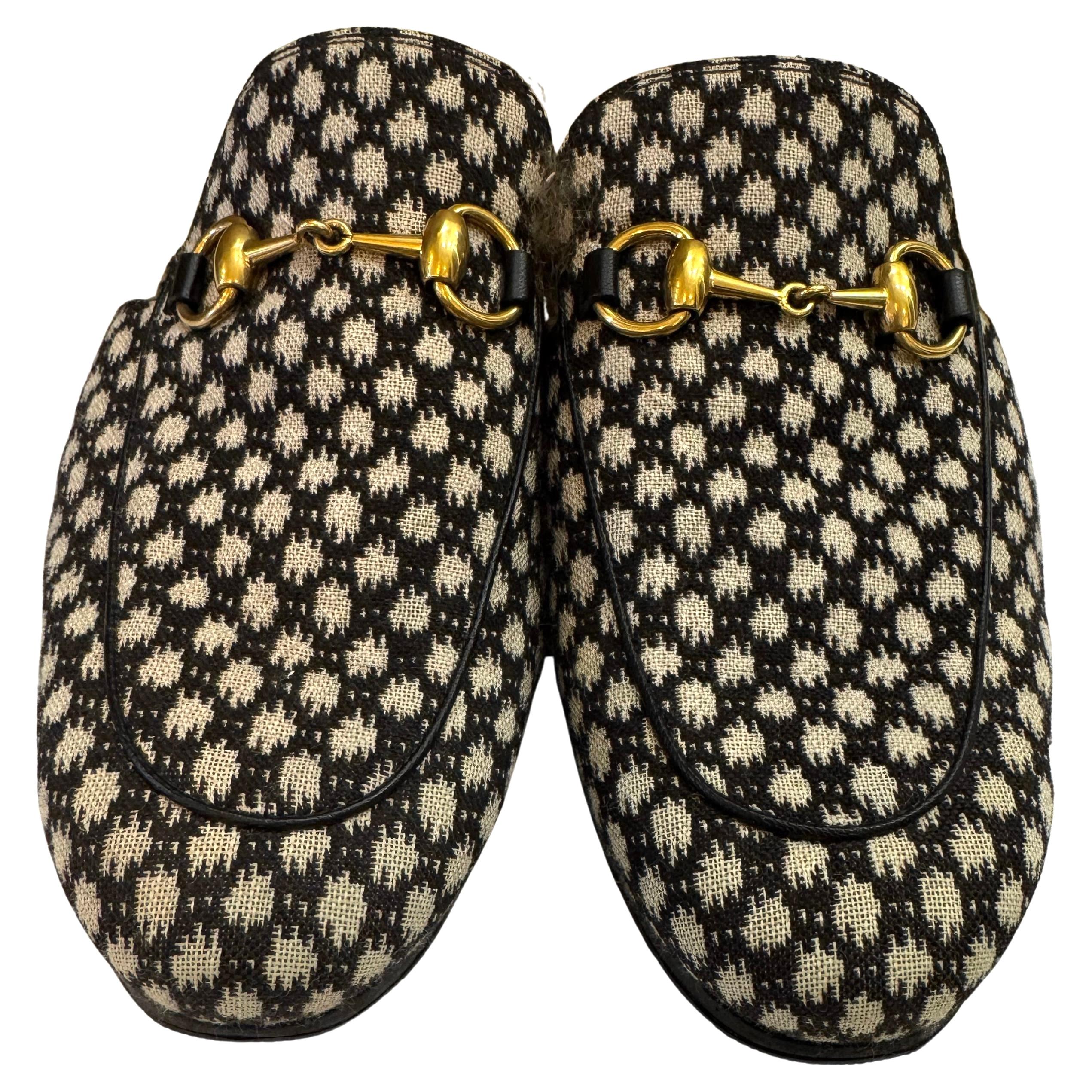 These men’s GUCCI Princetown slippers are crafted of black and white jacquard fabric adorned with gold-toned horsebit on the front. Made in Italy. Men’s size 7/UK (approximately 8/US or 41/EU) Max foot length 10 inches/26cm. Third party anti-slip