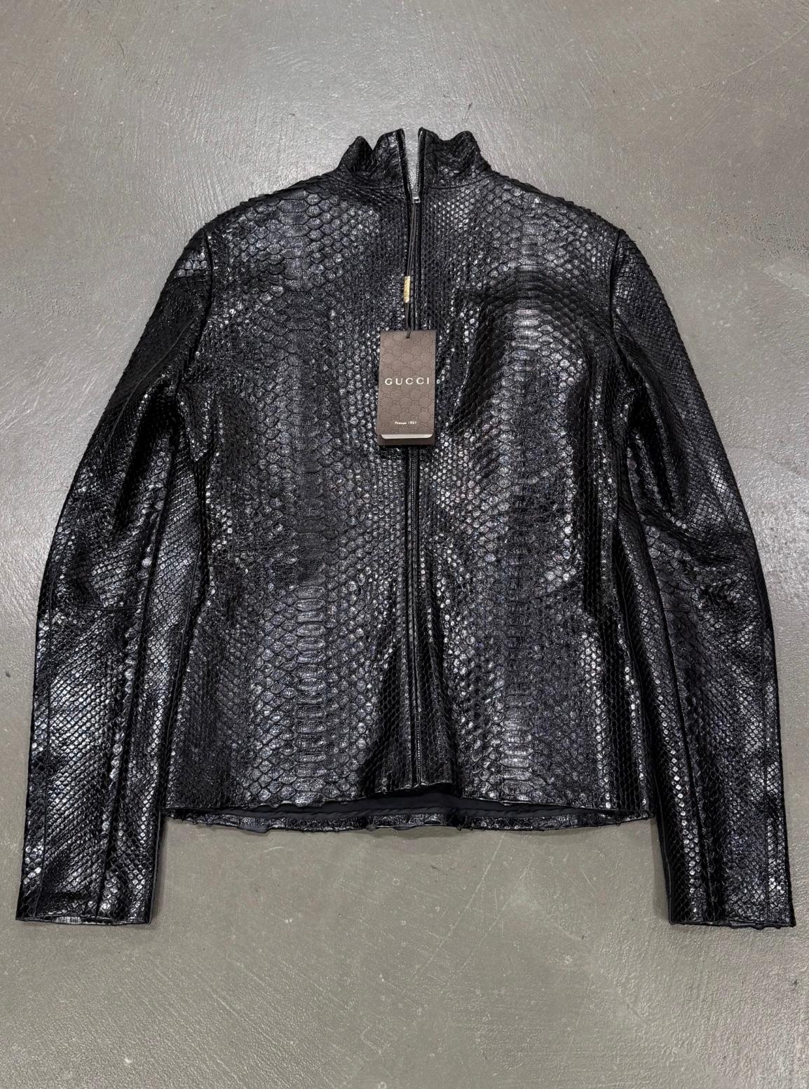2010s Gucci veste en cuir python véritable avec fermeture éclair au dos

Cette veste Gucci des années 2010 est une pièce exceptionnelle réalisée en cuir de python véritable. Conçu avec une silhouette élégante, il est doté d'un col montant et d'une