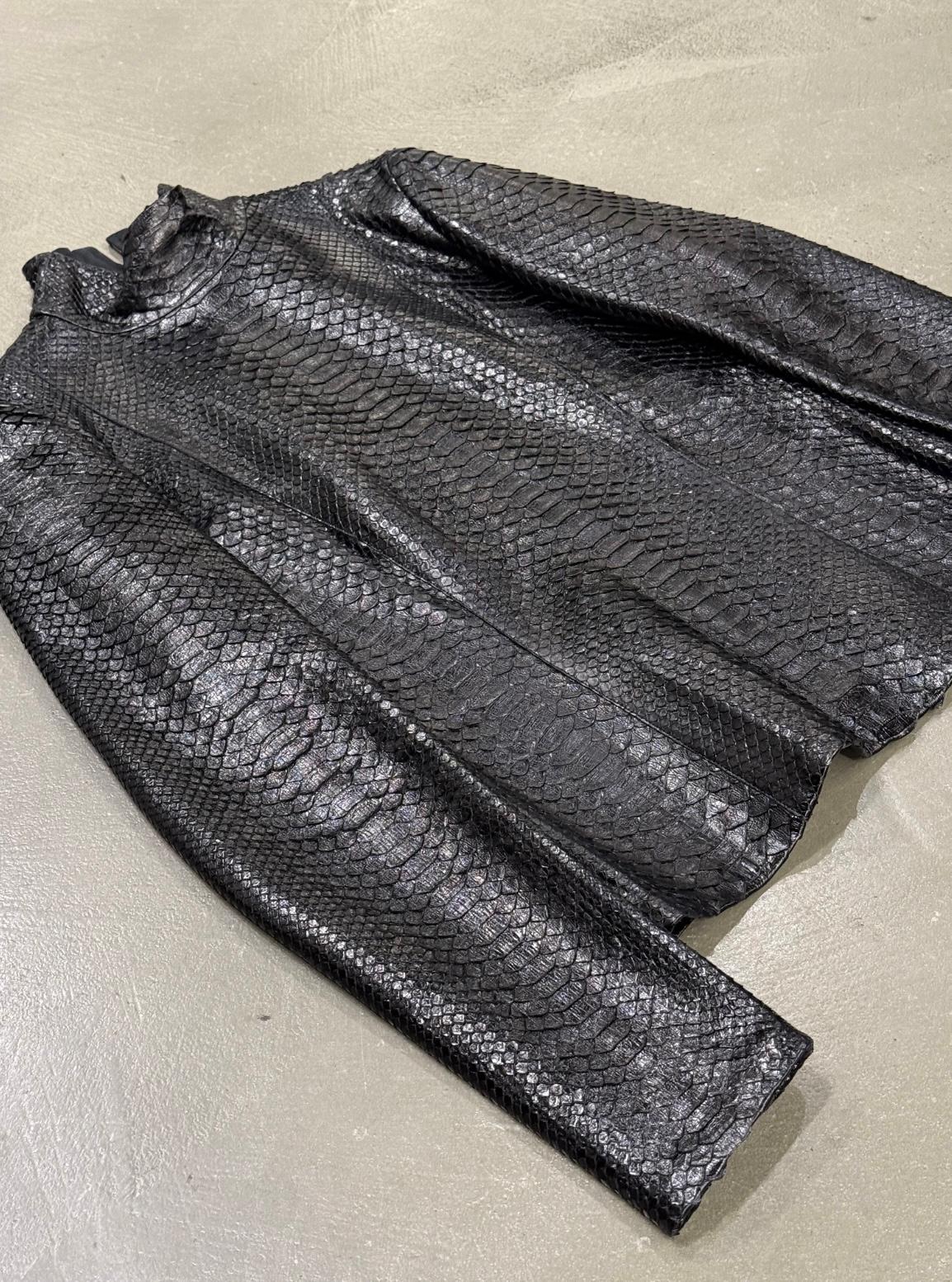 Black 2010s Gucci veste en cuir python véritable backzip en vente