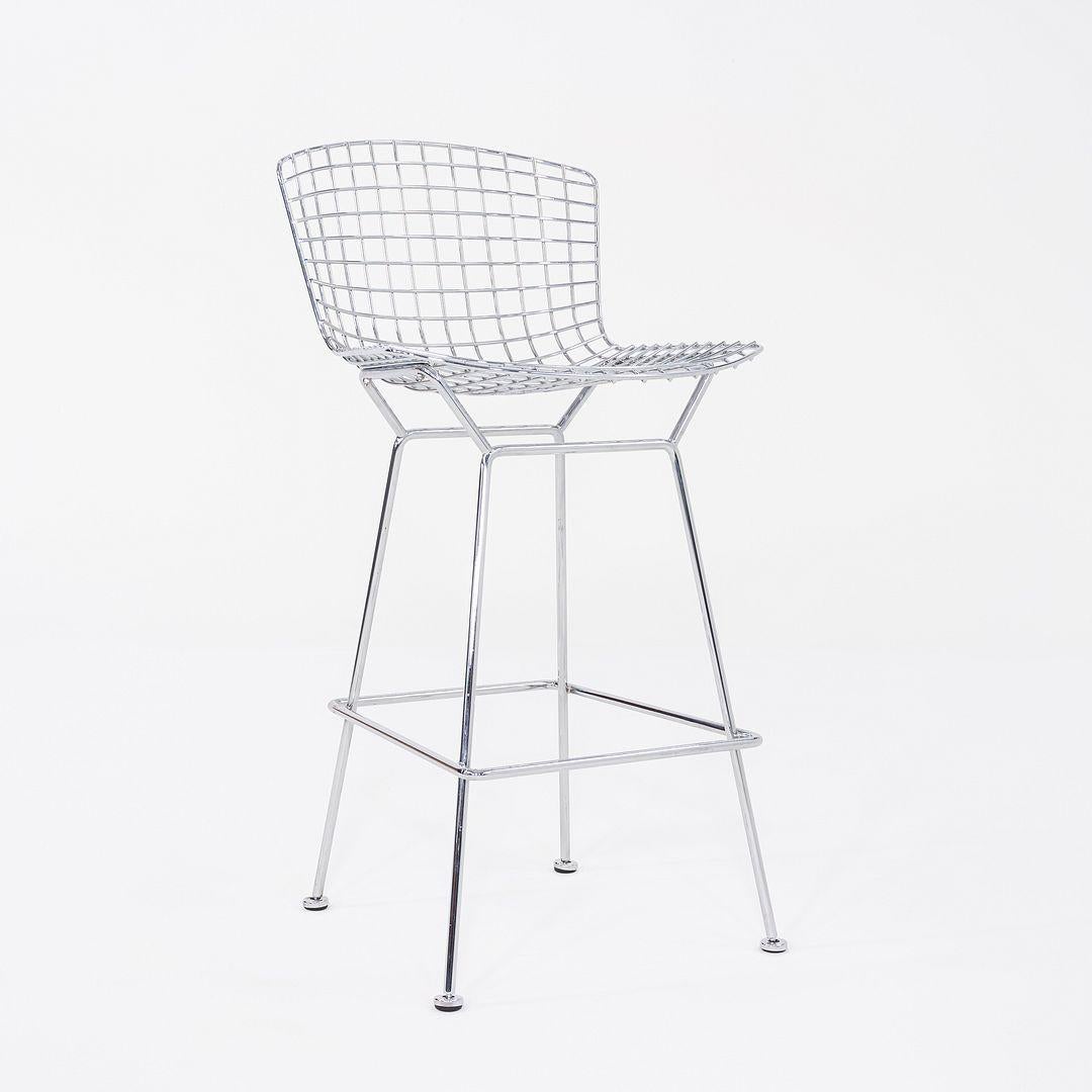 Si tratta di sgabelli da bar Bertoia, progettati originariamente da Harry Bertoia nel 1952. Questi esempi particolari sono stati prodotti da Knoll negli anni '2010. Gli sgabelli sono composti da barre d'acciaio saldate e cromate. Il prezzo di
