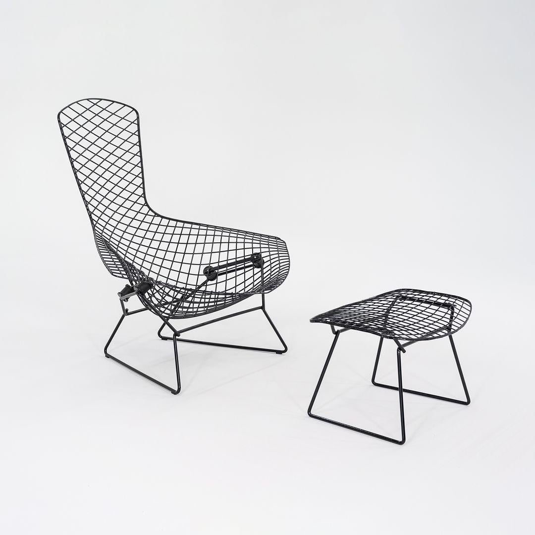 Si tratta di una poltrona Bird originale e di un pouf coordinato, modelli 423LU/424YU, disegnati inizialmente da Harry Bertoia per Knoll nel 1952. Questi esemplari di sedie sono stati prodotti negli Stati Uniti negli anni 2010. I pouf sono più