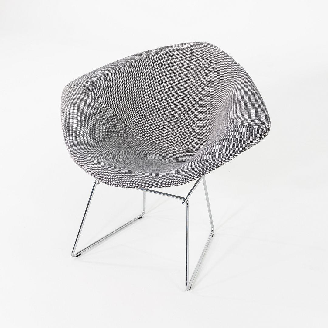 Dies sind die Bertoia Small Diamond Chairs, die ursprünglich 1952 von Harry Bertoia entworfen wurden. Diese Exemplare wurden in den 2010er Jahren von Knoll in den USA hergestellt. Die Stühle bestehen aus geschweißten Stahlstäben und sind mit einem