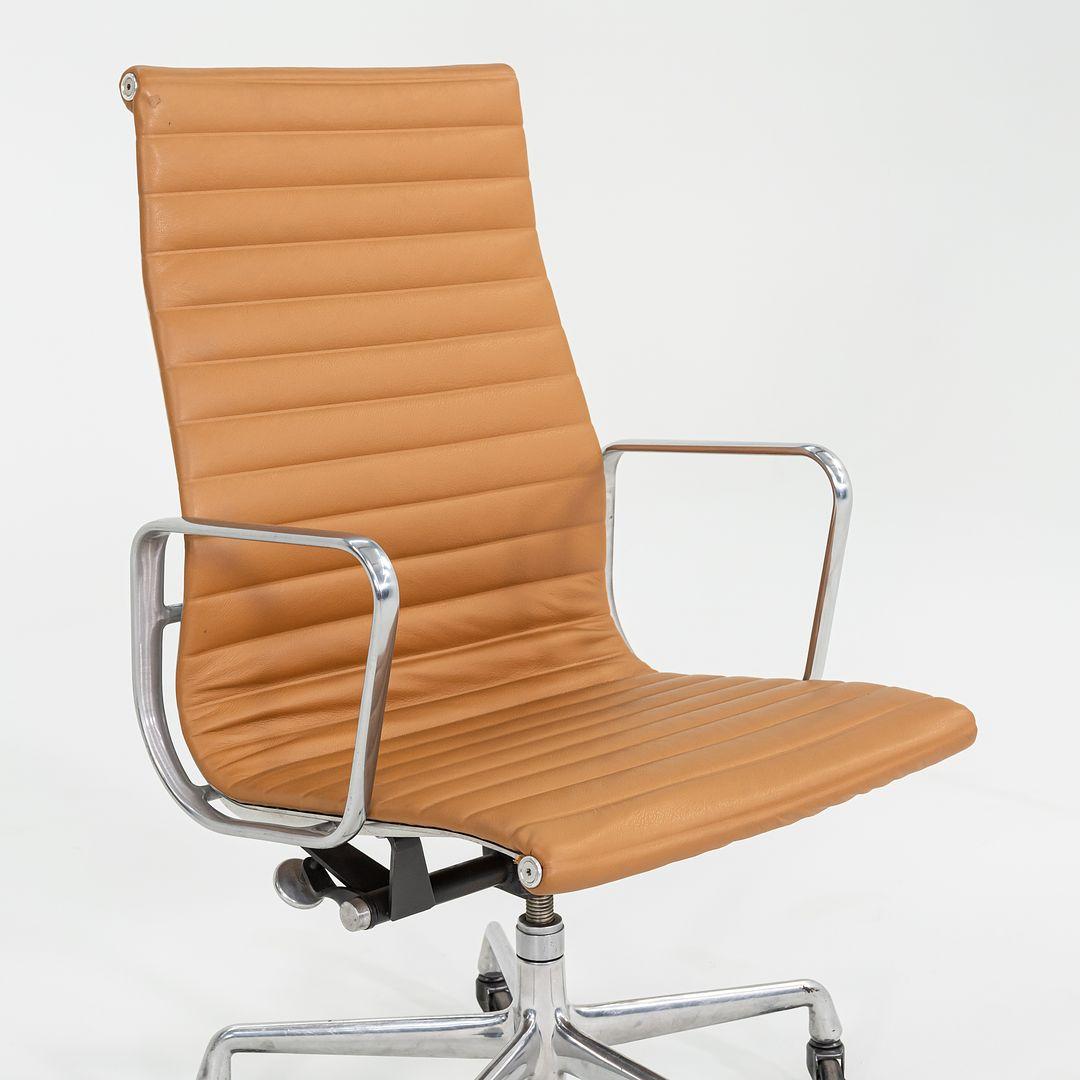 Sedia da scrivania direzionale Herman Miller Eames Group in alluminio e pelle caramello del 2010 in vendita 3