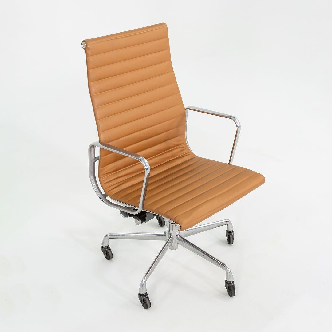 Sedia da scrivania direzionale Herman Miller Eames Group in alluminio e pelle caramello del 2010 in vendita 5