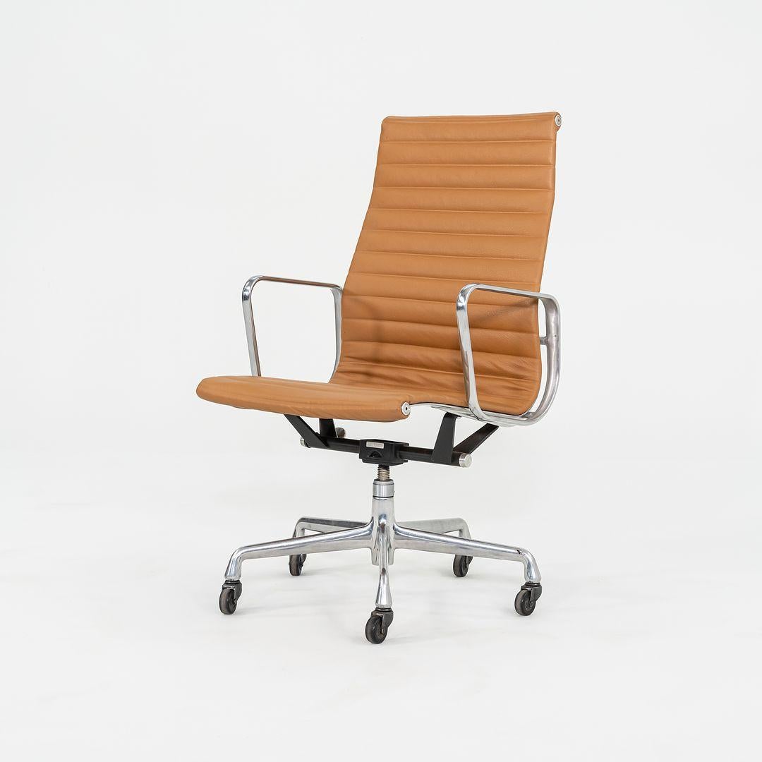 Si tratta di una sedia da scrivania Eames Aluminum Group, progettata inizialmente da Charles e Ray Eames per Herman Miller nel 1958. Questo particolare esemplare risale agli anni 2010. Il design è caratterizzato da una base regolabile a 5 razze in