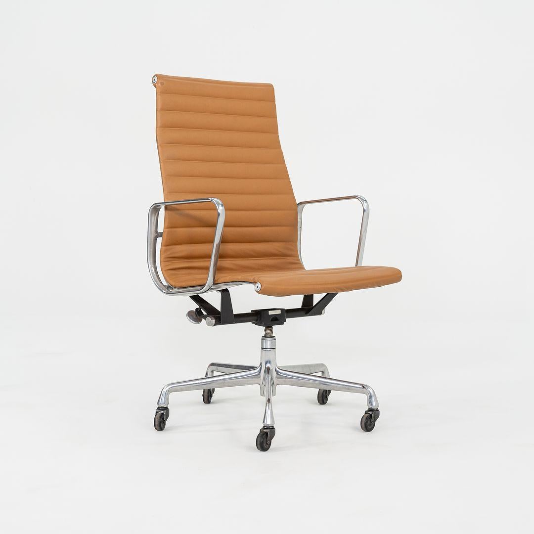 Moderno Sedia da scrivania direzionale Herman Miller Eames Group in alluminio e pelle caramello del 2010 in vendita
