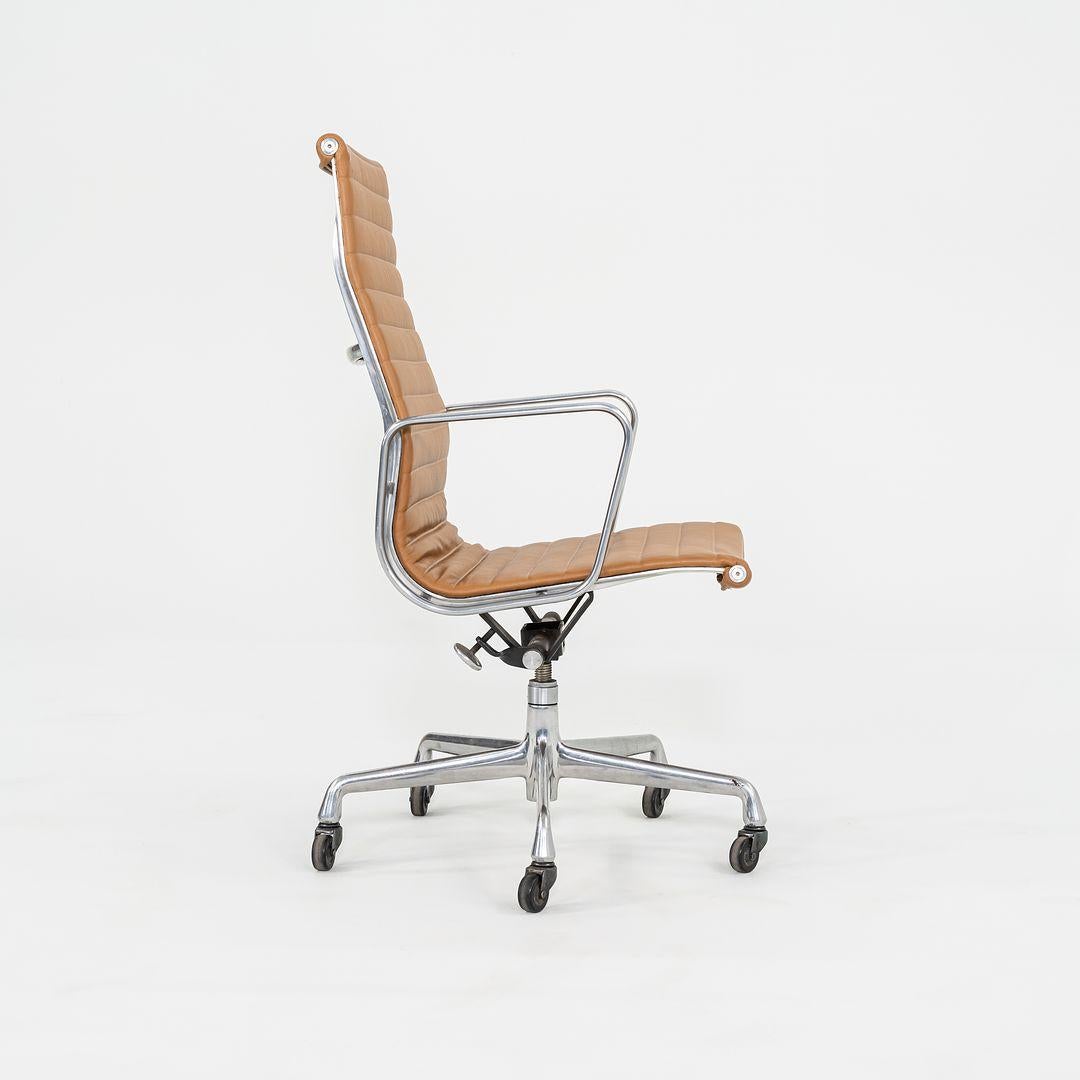Americano Sedia da scrivania direzionale Herman Miller Eames Group in alluminio e pelle caramello del 2010 in vendita