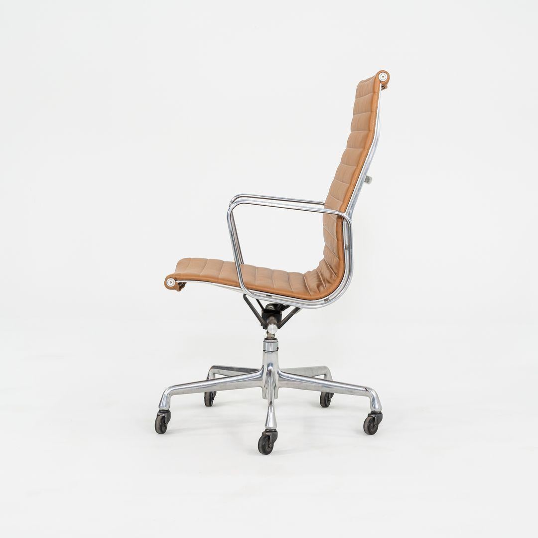 Sedia da scrivania direzionale Herman Miller Eames Group in alluminio e pelle caramello del 2010 In condizioni ottime in vendita a Philadelphia, PA