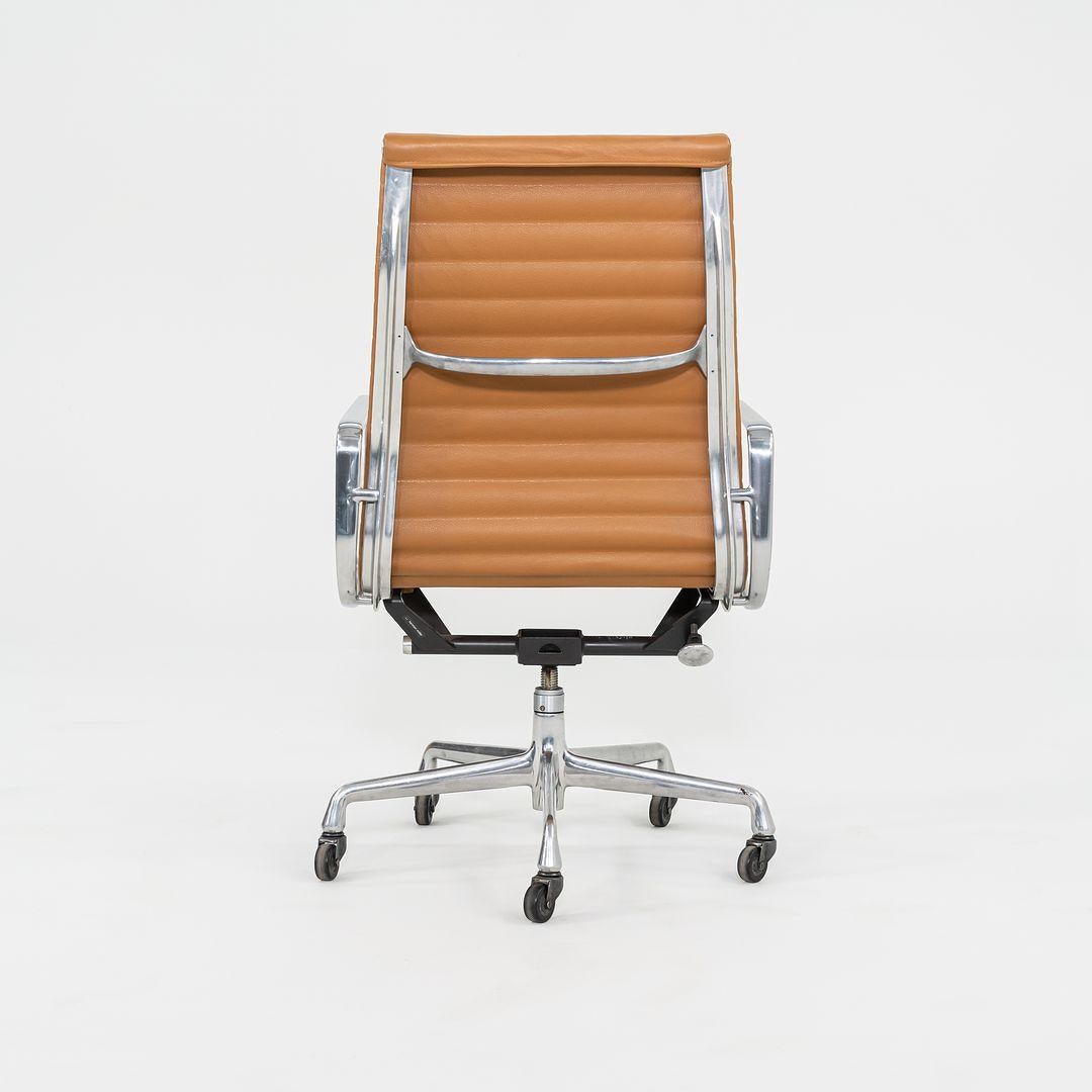 XXI secolo e contemporaneo Sedia da scrivania direzionale Herman Miller Eames Group in alluminio e pelle caramello del 2010 in vendita