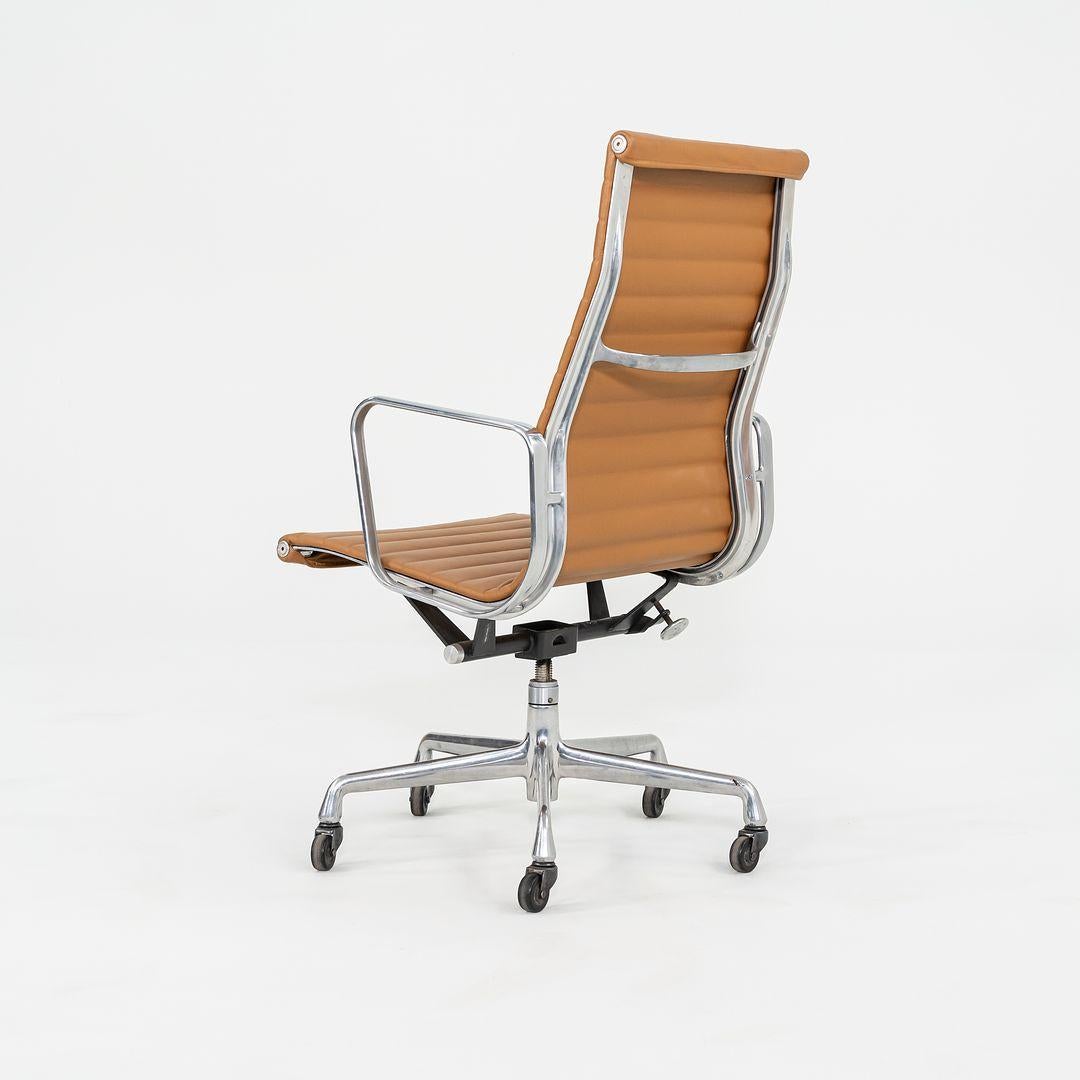 Alluminio Sedia da scrivania direzionale Herman Miller Eames Group in alluminio e pelle caramello del 2010 in vendita